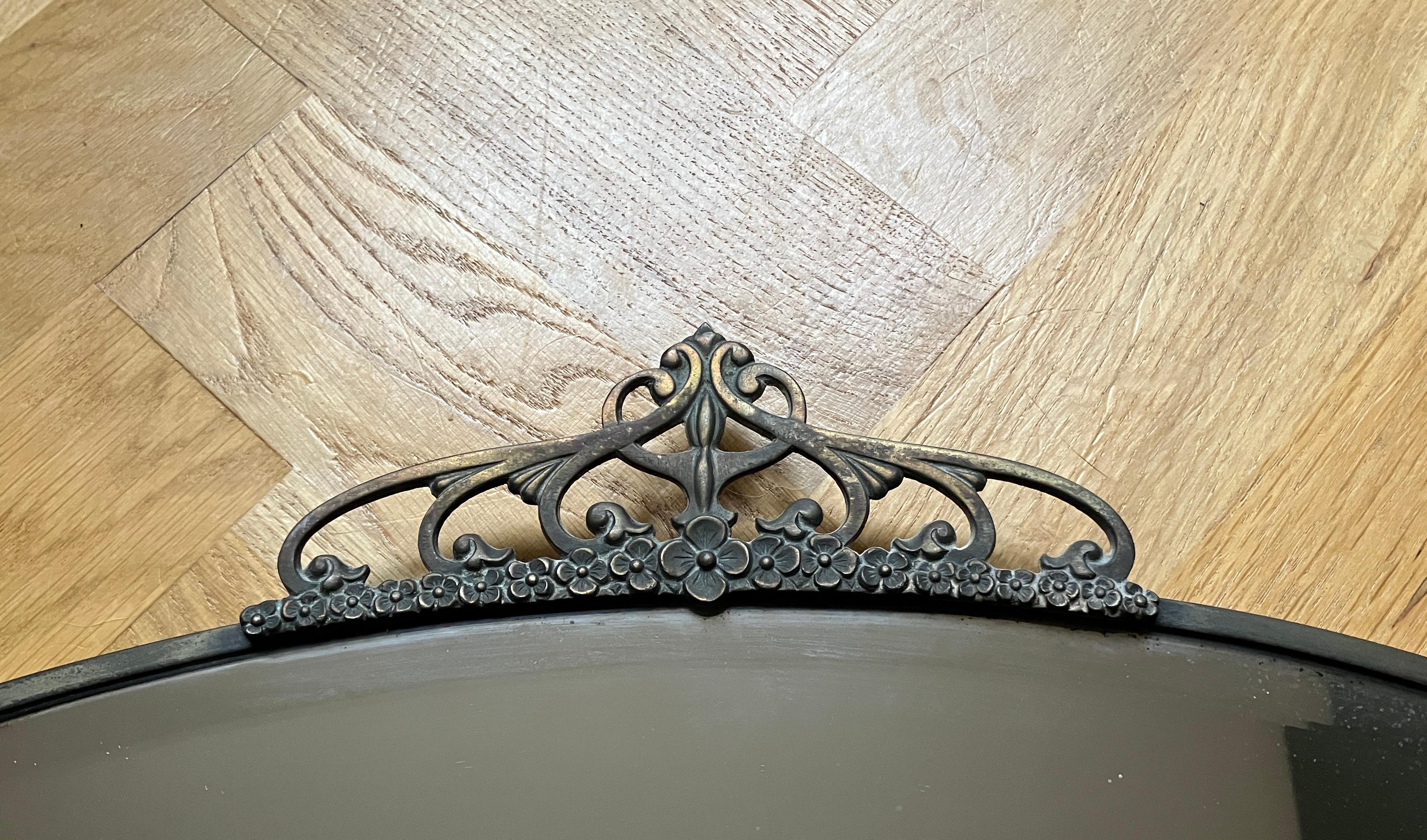Oval antique Art Nouveau mirror with a thin brass frame and crown  For Sale 1
