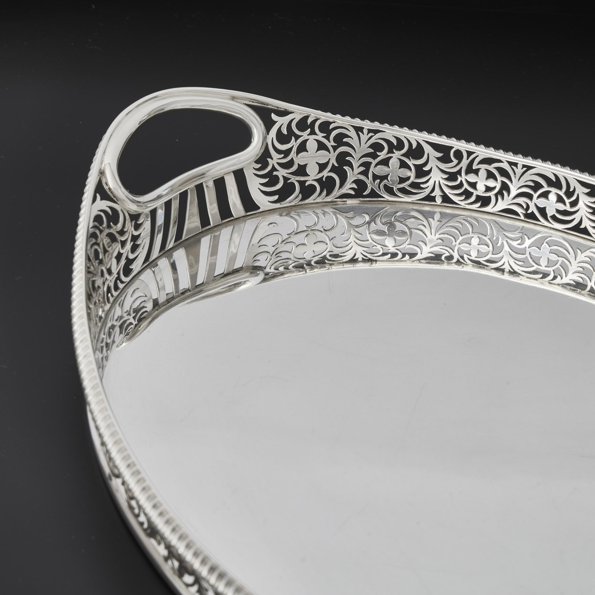 Victorien Plateau ovale en argent antique (a Gallery) en vente