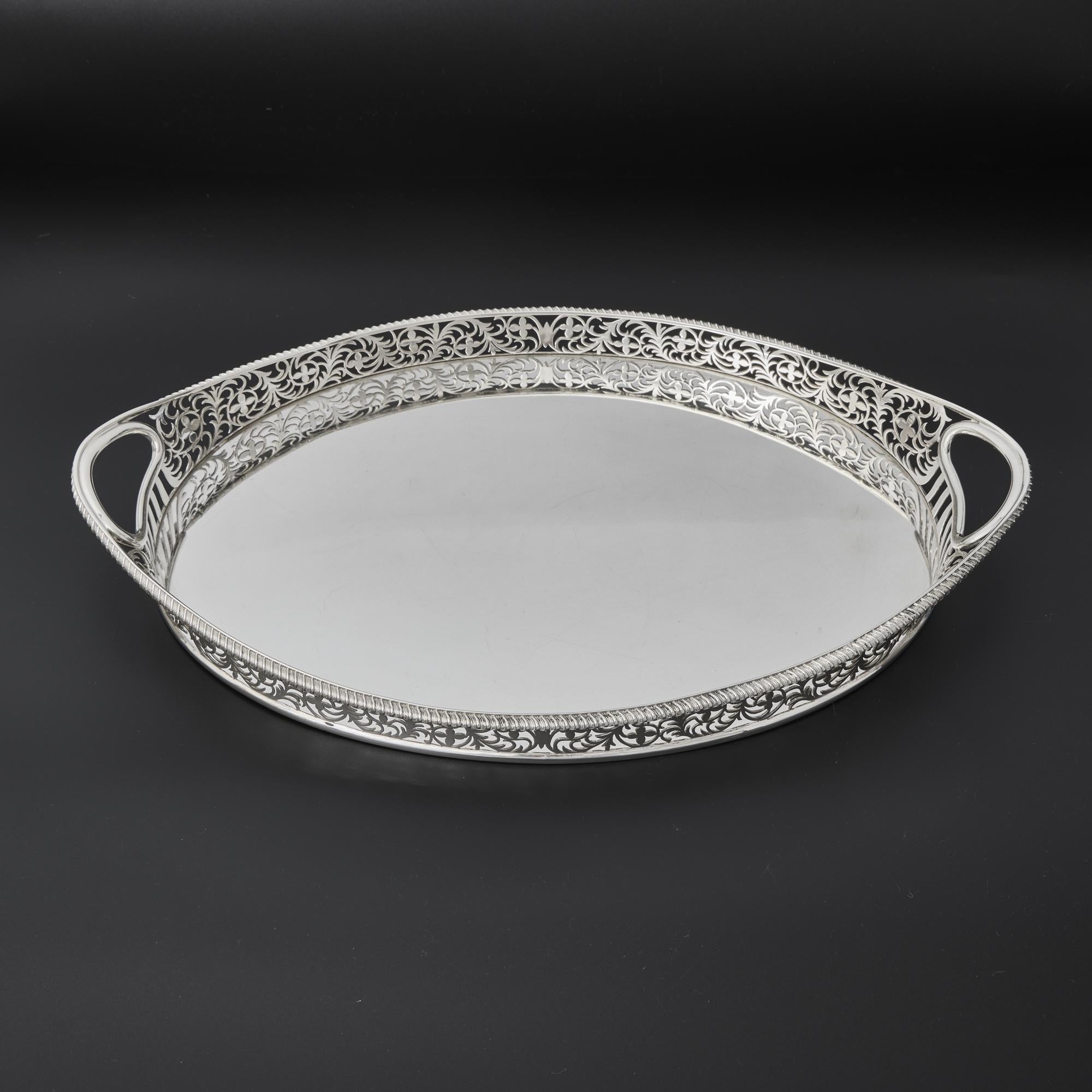 Fin du XIXe siècle Plateau ovale en argent antique (a Gallery) en vente