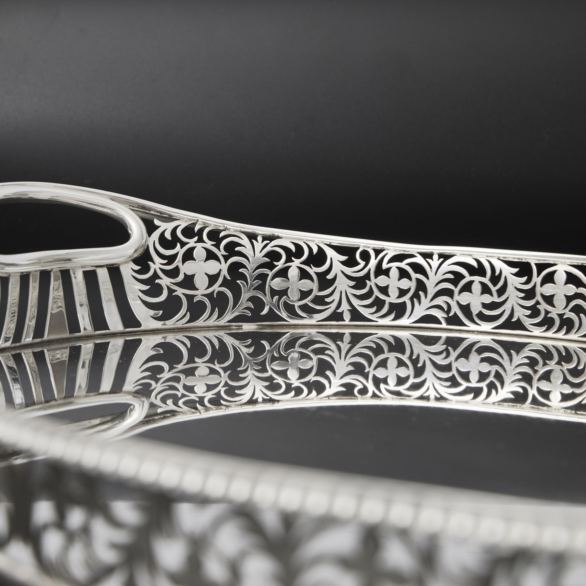 Plateau ovale en argent antique (a Gallery) en vente 1