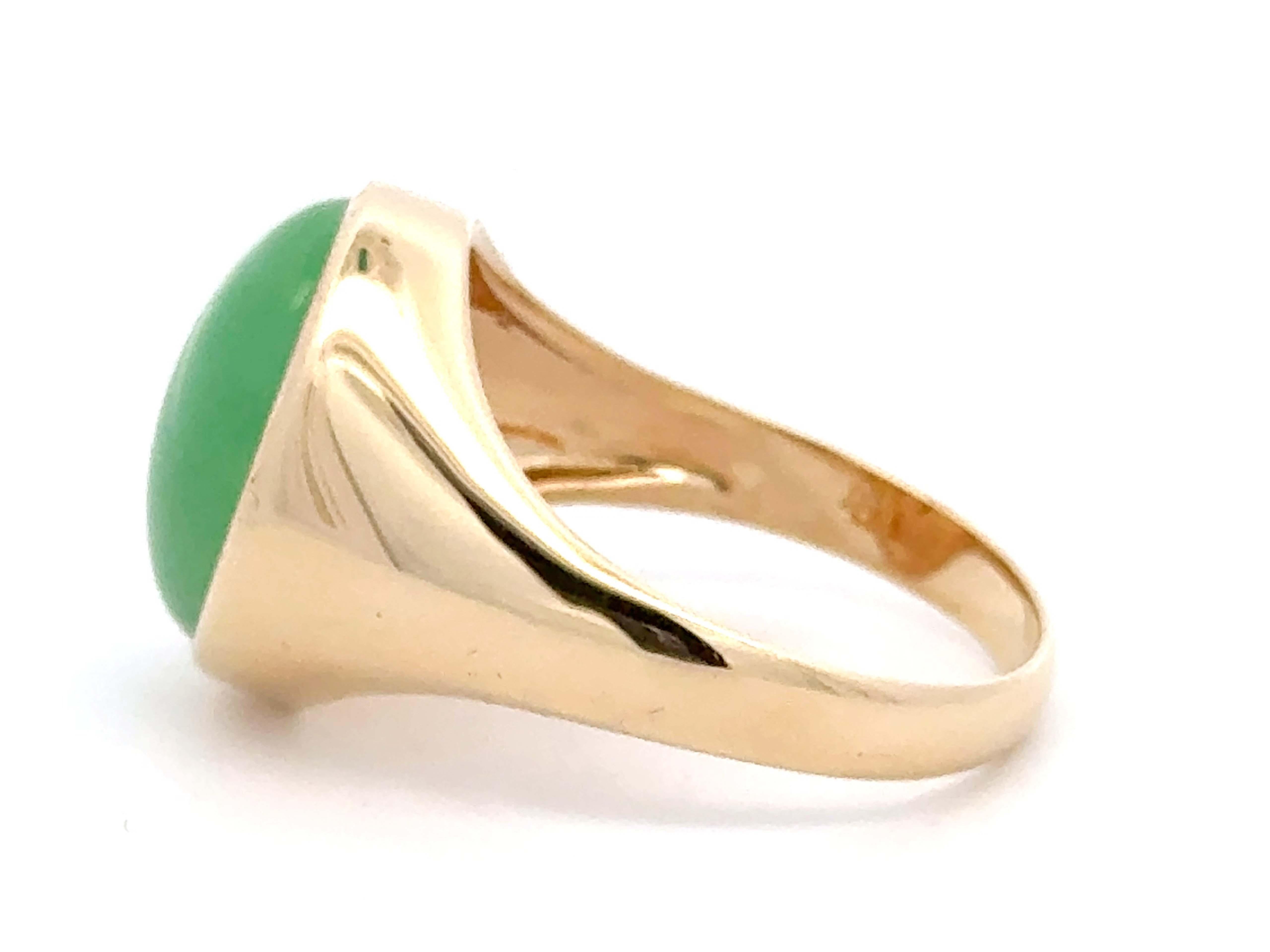 Modern Oval Apple Green Jade Ring 14K Yellow Gold For Sale