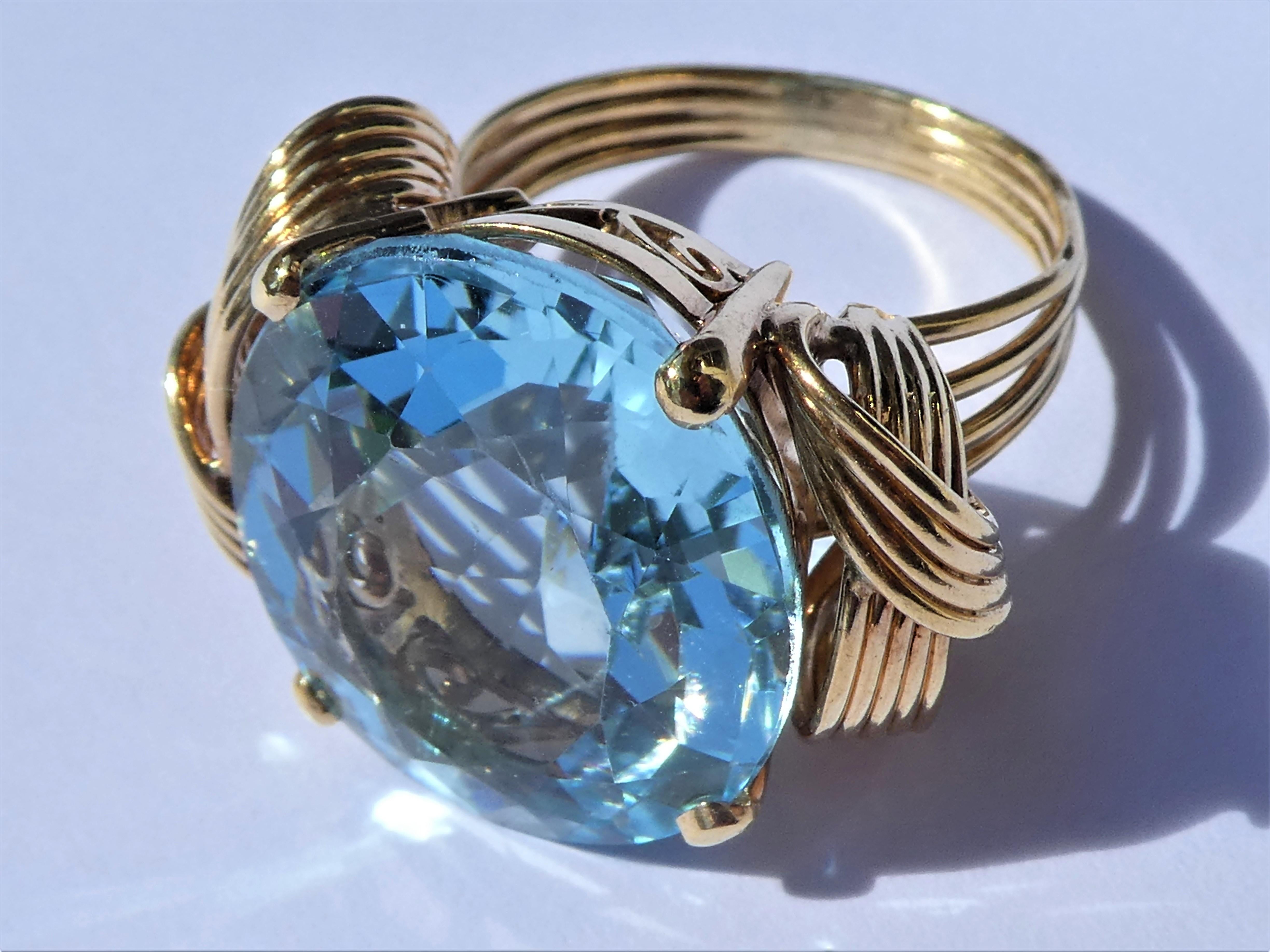 Oval Cut Oval Aquamarine 14 Karat Gold 1950s Retro Cocktail Ring For Sale
