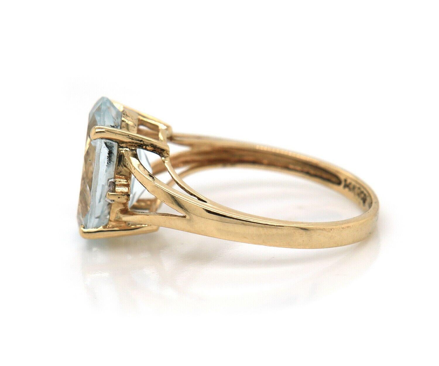 Oval Aquamarine and 0.04ctw Diamond Split Shank Ring in 14K

Oval Aquamarine and Diamond Split Shank Ring
14K Yellow Gold
Oval Aquamarine Dimensions: Approx. 12.0 X 10.0 MM
Diamonds Carat Weight: Approx. 0.04ctw
Band Width: Approx. 2.0 MM
Ring Size: