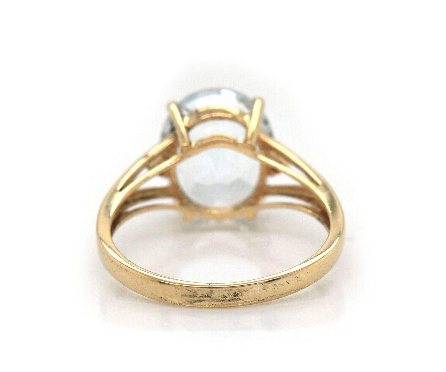 Ovaler Aquamarin und 0,04 Karat Diamant-Ring mit geteiltem Schaft aus 14 Karat Gelbgold (Ovalschliff) im Angebot