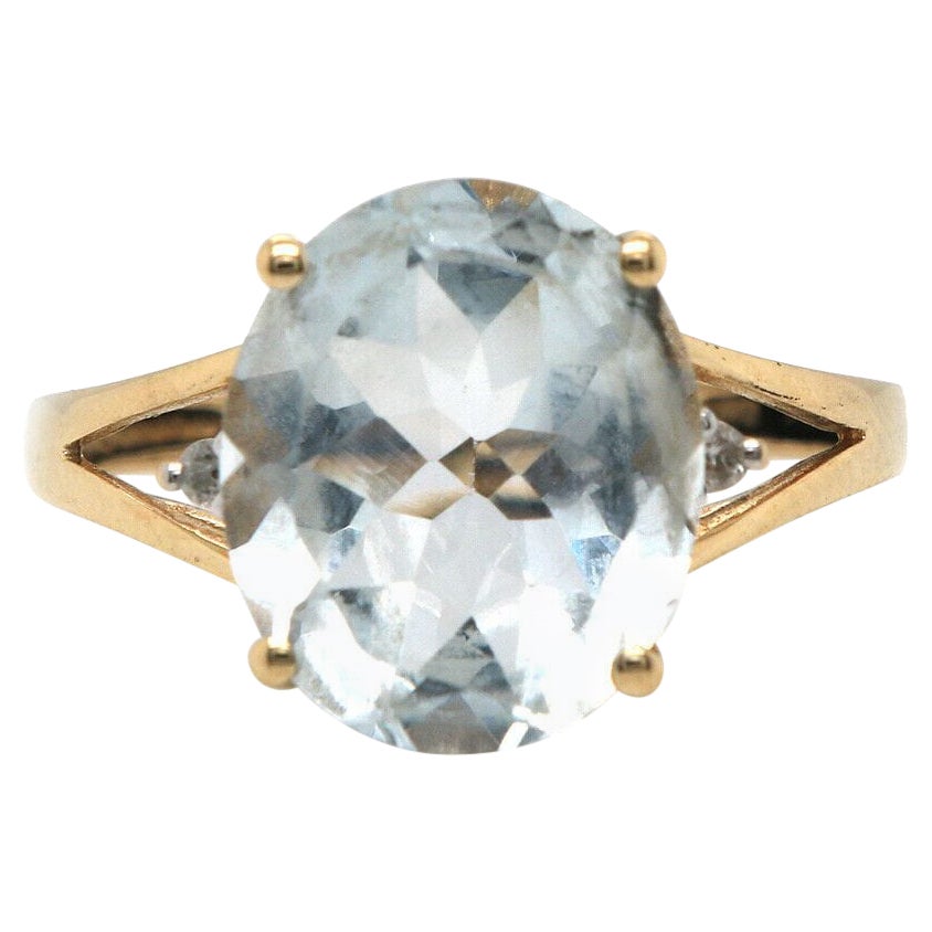 Ovaler Aquamarin und 0,04 Karat Diamant-Ring mit geteiltem Schaft aus 14 Karat Gelbgold im Angebot