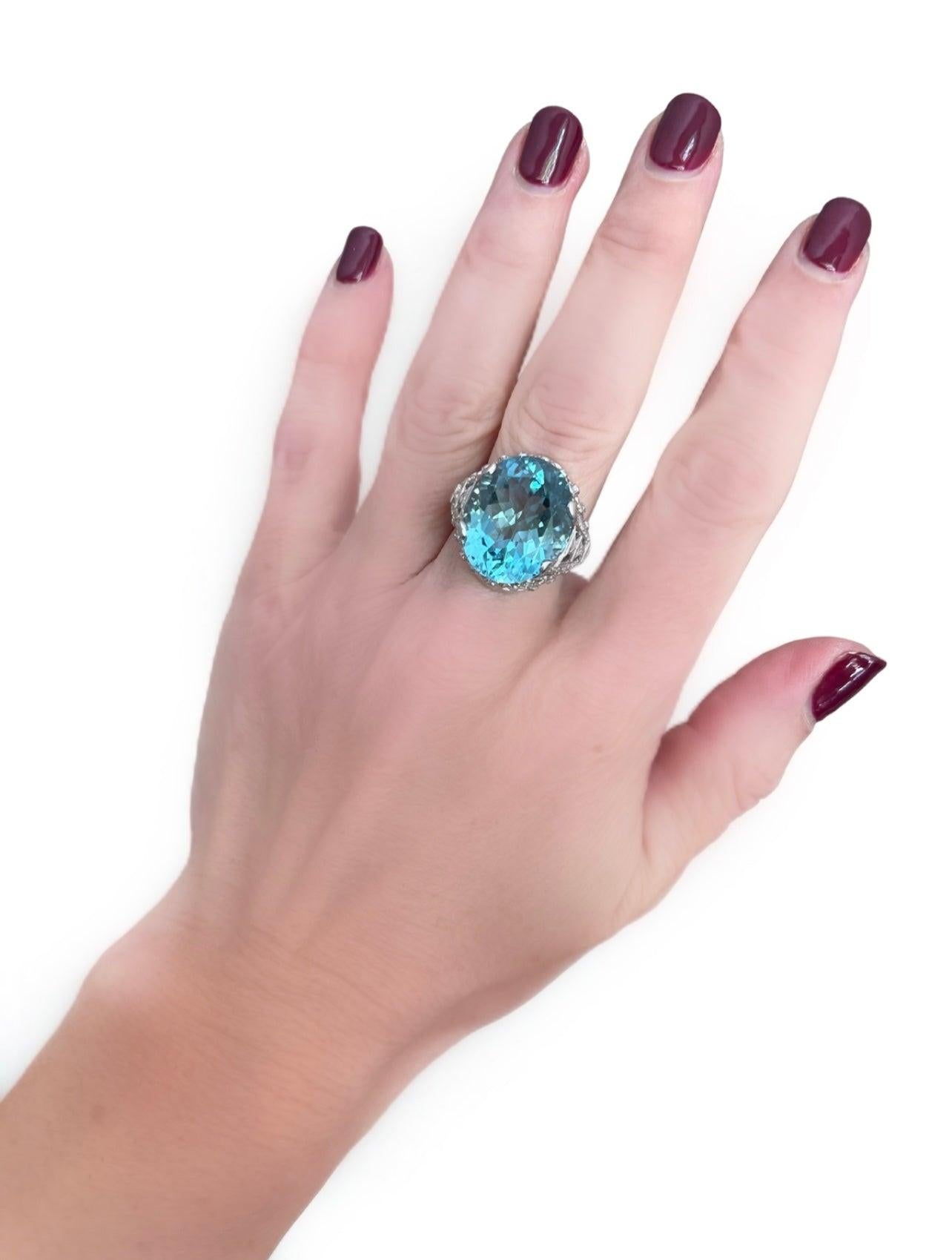 Oval Aquamarine and Diamond Platinum Ring In Good Condition For Sale In Derby, NY