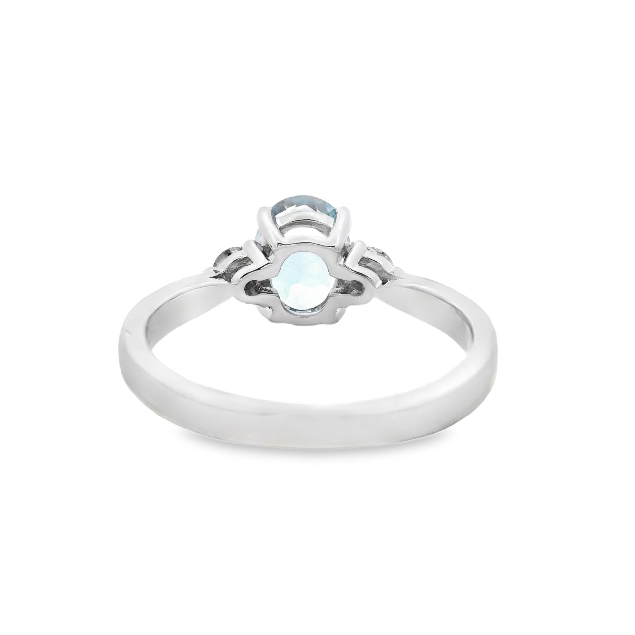 Taille ovale Bague aigue-marine ovale et diamant 1.05 carat en or blanc 14K Taille 7 en vente