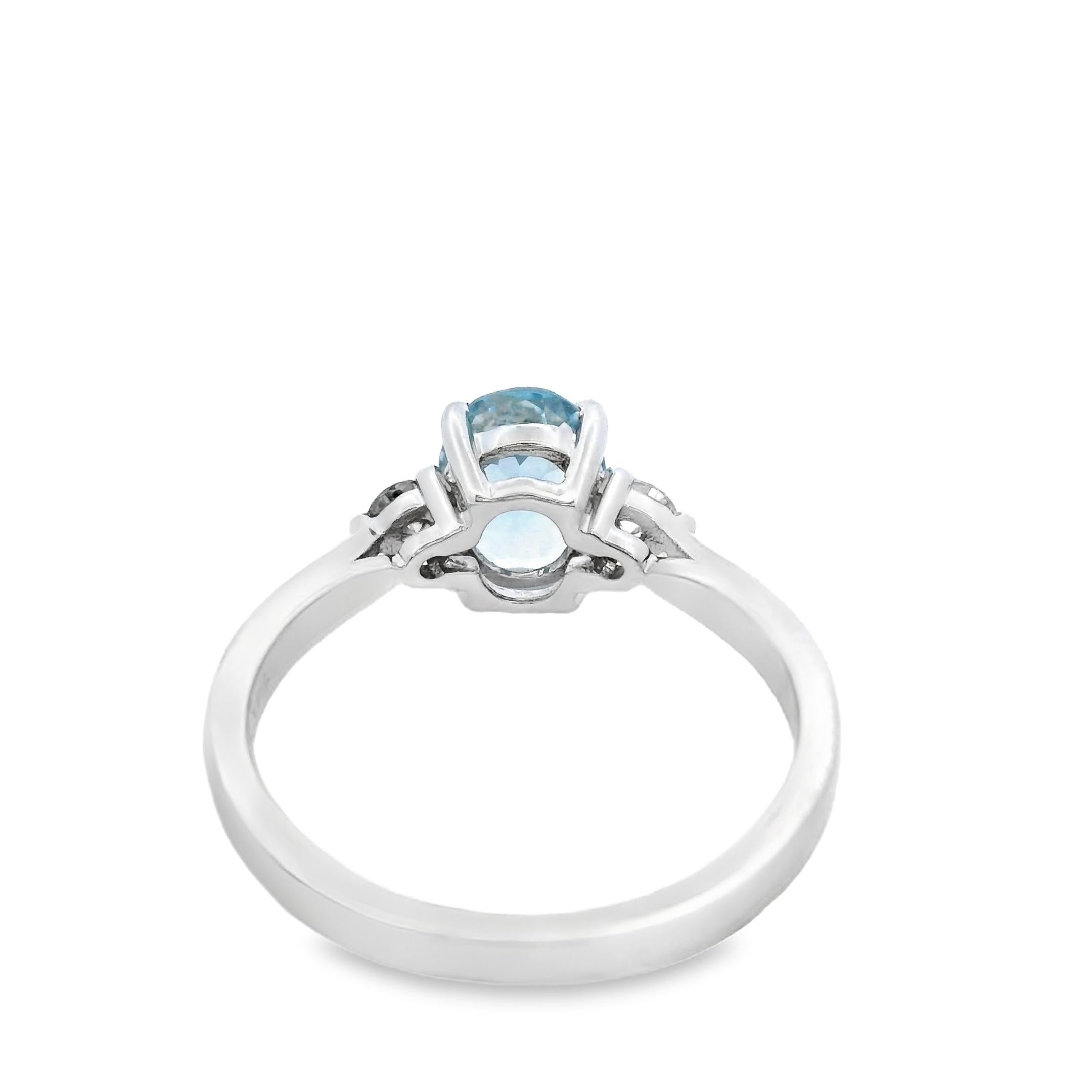 Bague aigue-marine ovale et diamant 1.05 carat en or blanc 14K Taille 7 Neuf - En vente à New York, NY