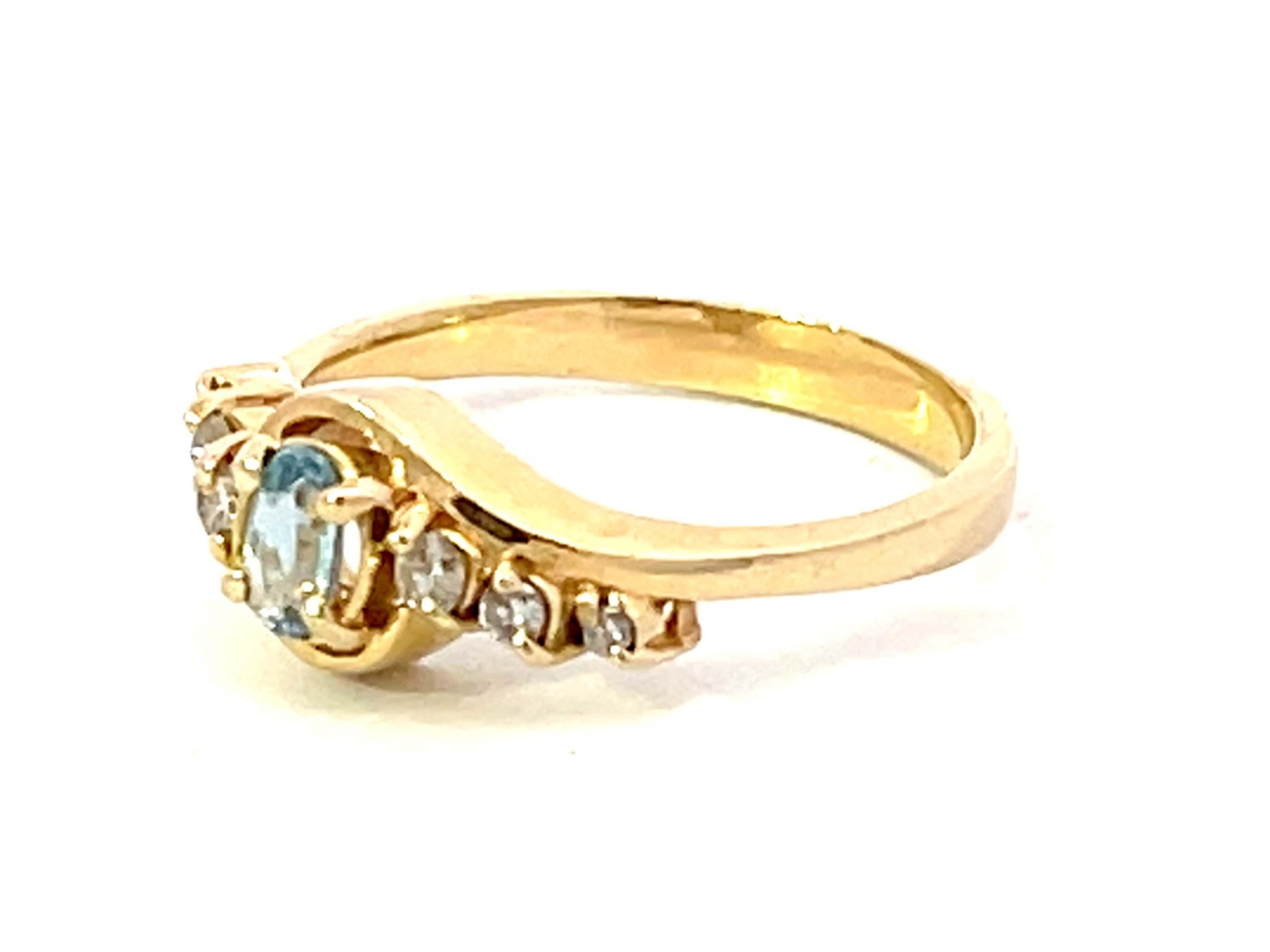 Oval Aquamarine and Diamond Ring in 14k Yellow Gold In Excellent Condition For Sale In Honolulu, HI