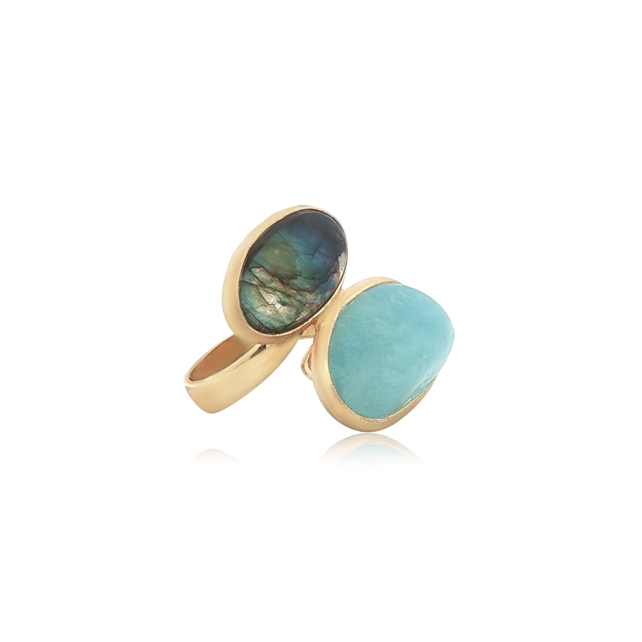 Contemporaneo Anello con gemma ovale di acquamarina labradorite placcato oro con fascia regolabile in vendita