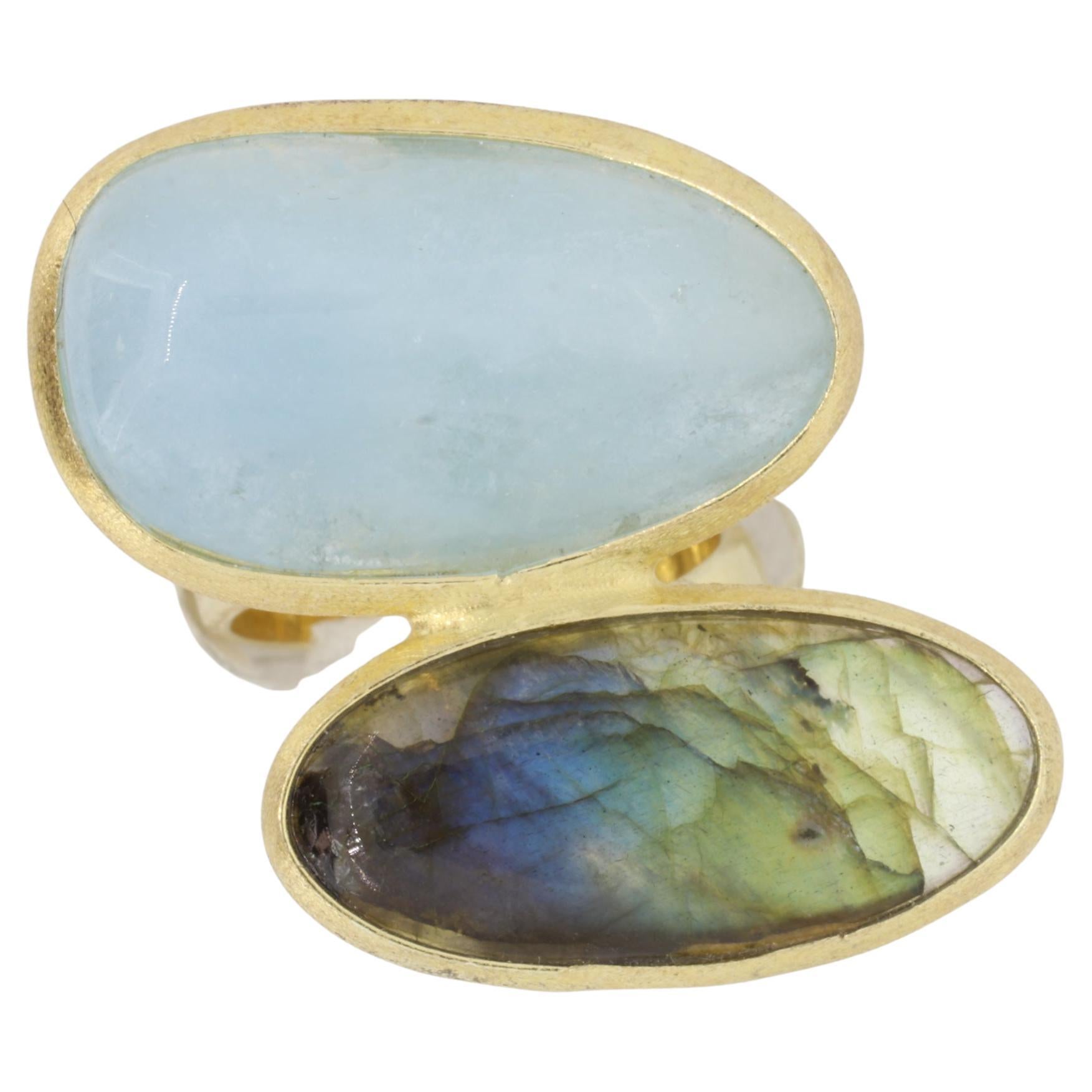 Anello con gemma ovale di acquamarina labradorite placcato oro con fascia regolabile In condizioni Nuovo in vendita a GREAT NECK, NY