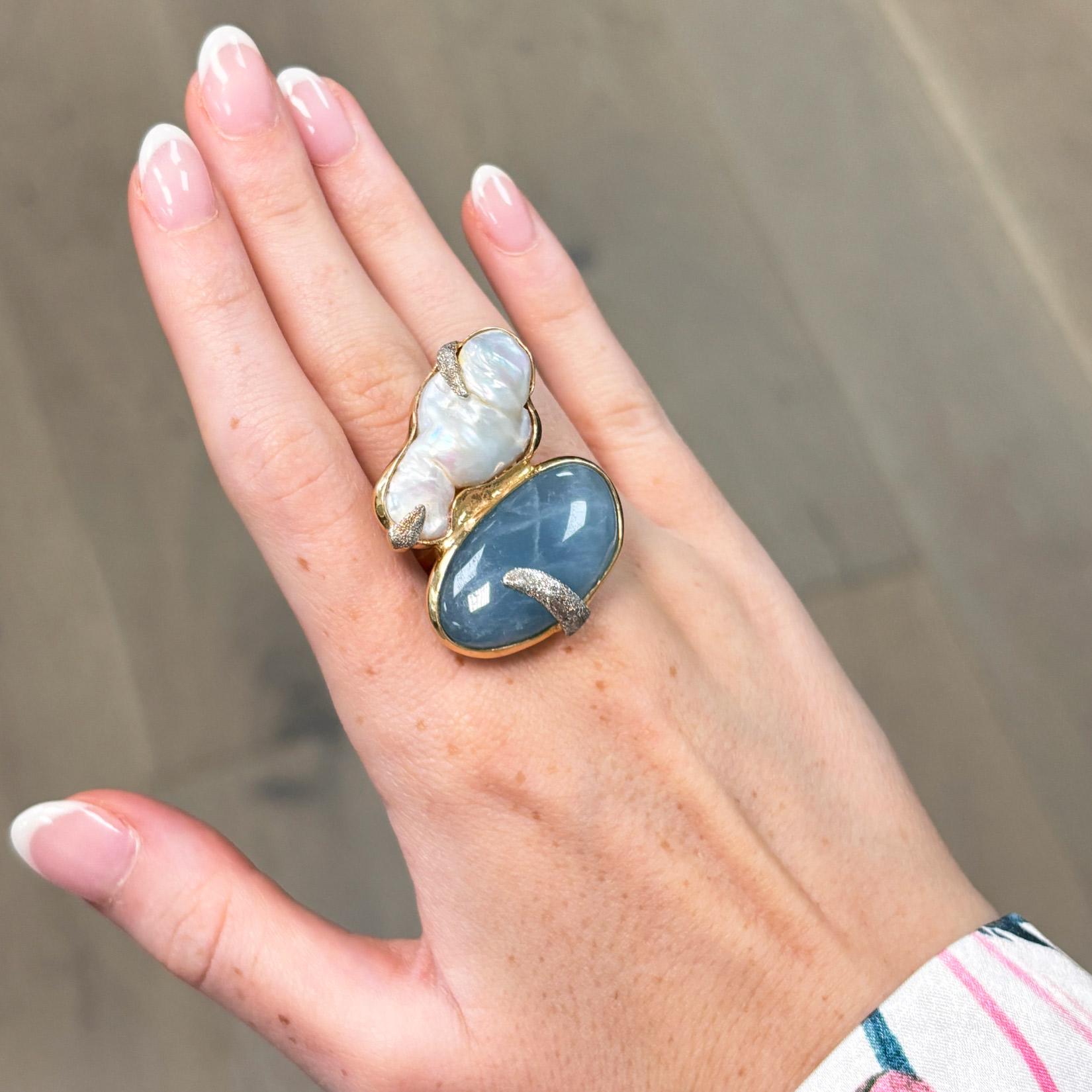 Contemporaneo Anello da cocktail ovale placcato oro con acquamarina e madreperla, con fascia regolabile in vendita
