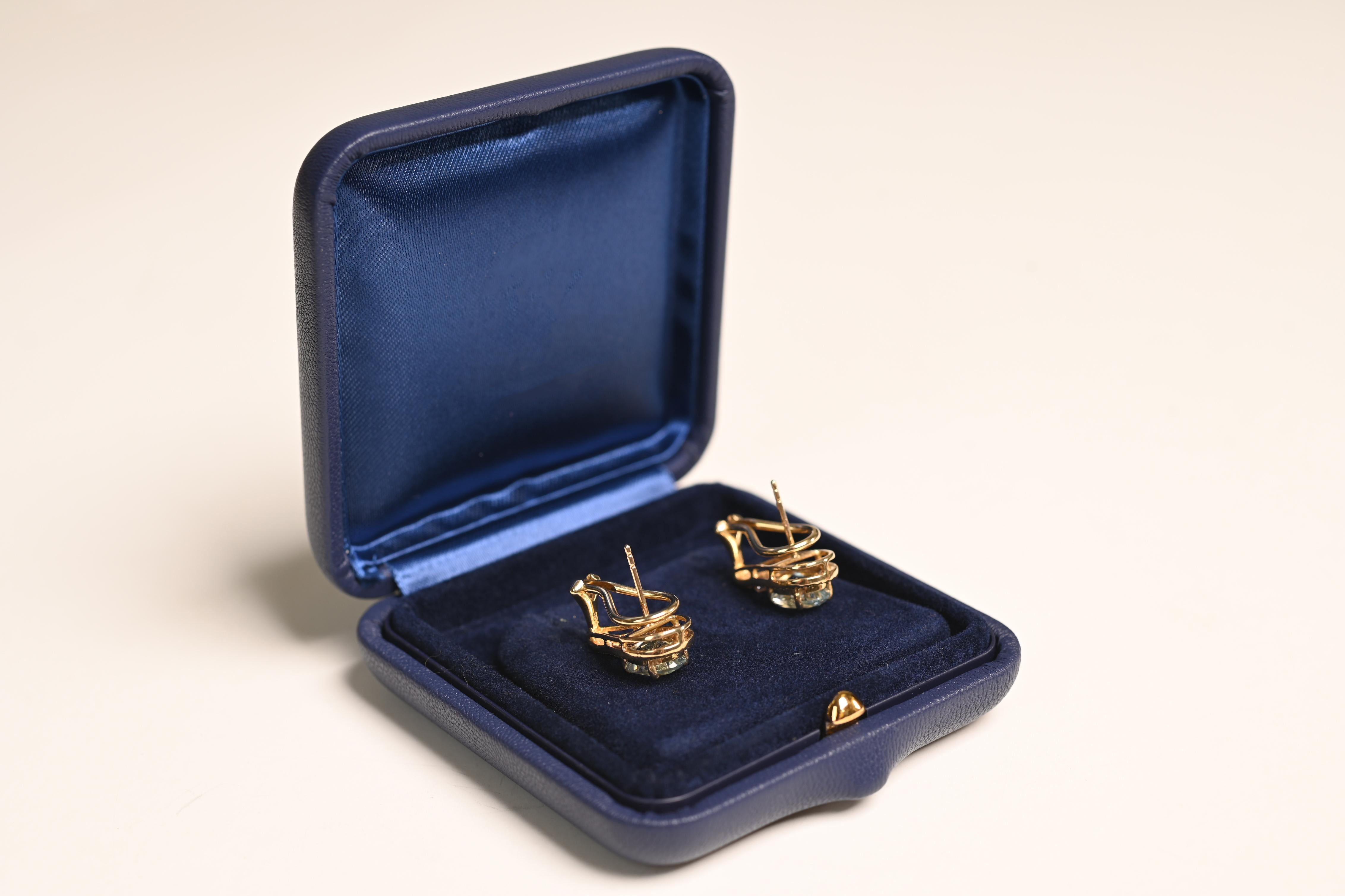 Taglio ovale Orecchini ovali con acquamarina (circa 3,60 carati) e tanzanite, oro giallo 18 carati in vendita