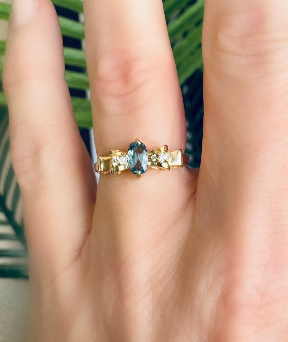 Oval Aquamarine, Diamond and 14K Yellow Gold Bow Ring In Good Condition For Sale In Derby, NY
