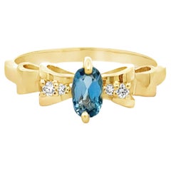 Ovaler Schleifenring aus 14 Karat Gelbgold mit Aquamarin, Diamant und Diamant