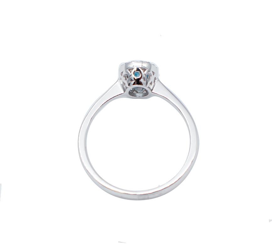 Ovaler Aquamarin, weiße Diamanten, 18 Karat Weißgold Moderner Ring (Gemischter Schliff) im Angebot