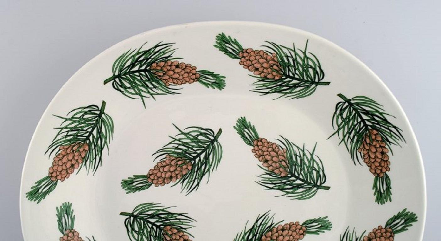 Oval Arabia dish in glazed stoneware with hand-painted fir cones. 
Finnish design. Dated 1972.
Measures: 29 x 26 x 4 cm.
In excellent condition.
Stamped.
