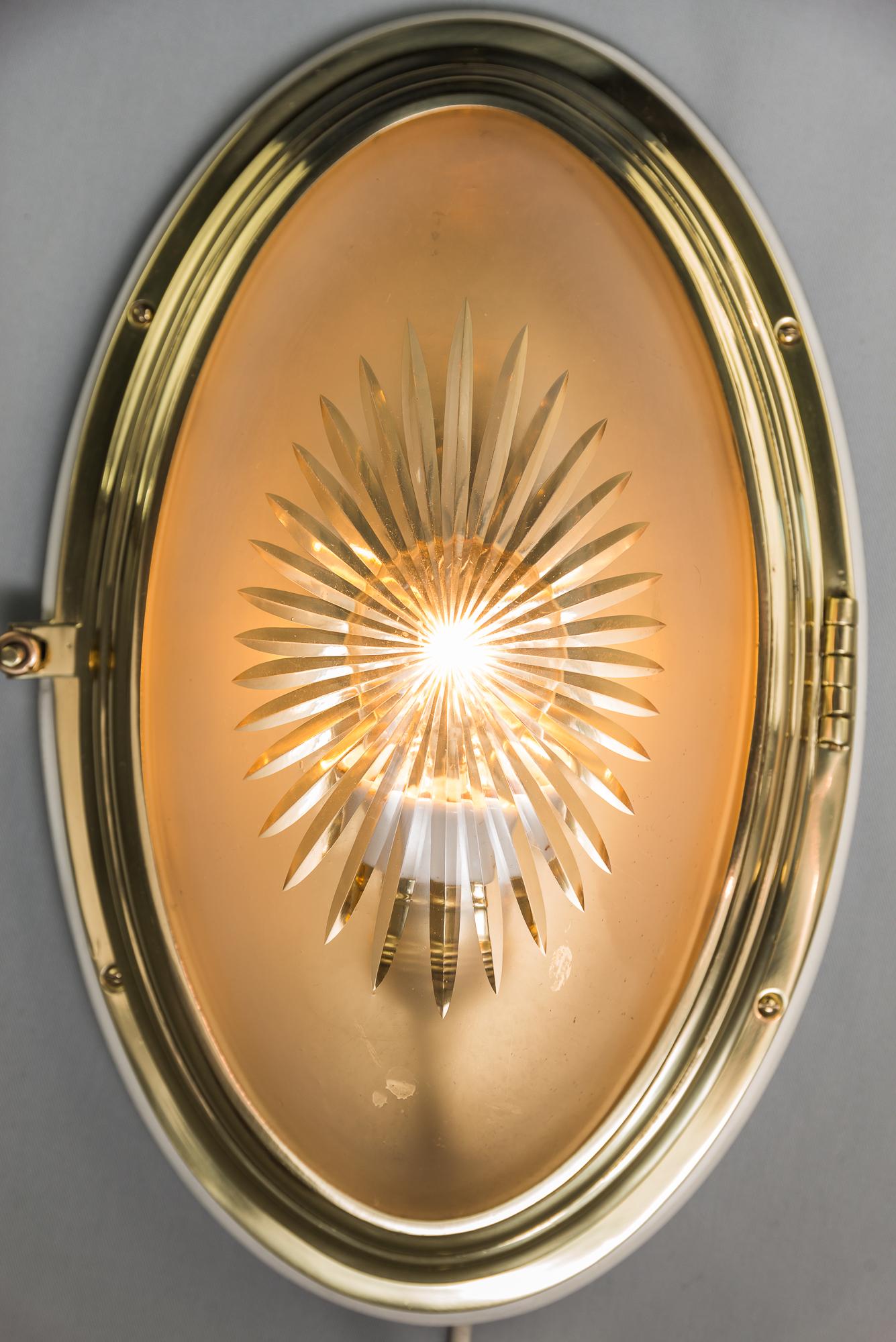 Lámpara de techo Art Decó ovalada con cristal tallado original y placa de madera
Placa de madera pintada
Latón pulido y esmaltado al horno
Cristal tallado original.