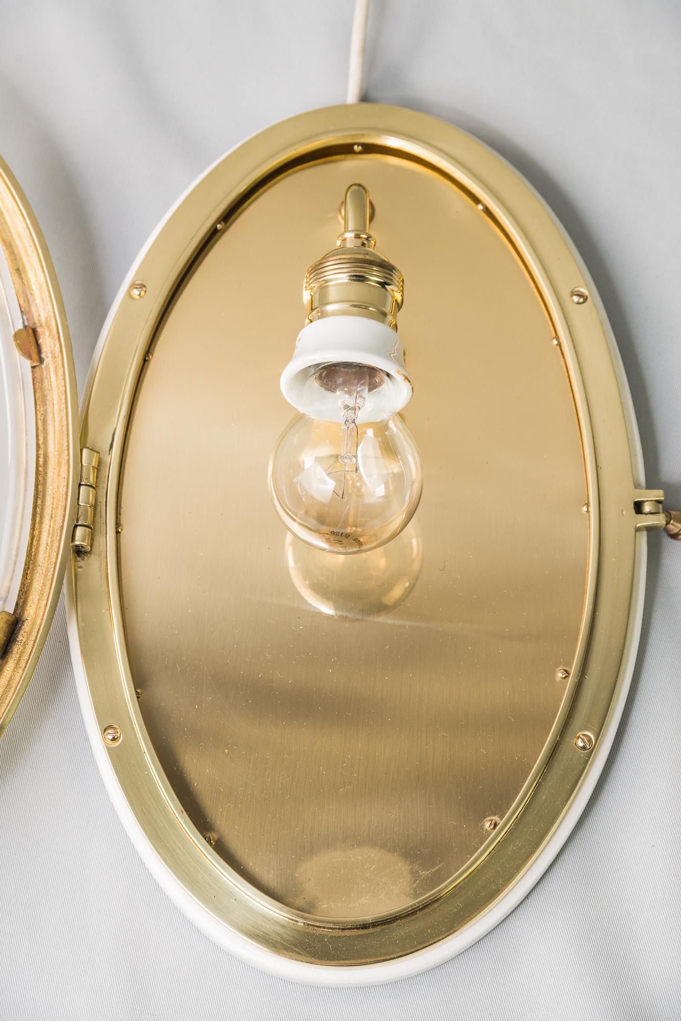 Lámpara de techo Art Decó ovalada con cristal tallado original y placa de madera en venta 1