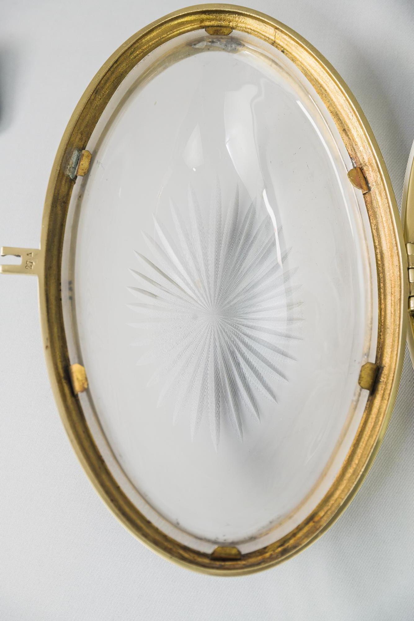 Lámpara de techo Art Decó ovalada con cristal tallado original y placa de madera en venta 2