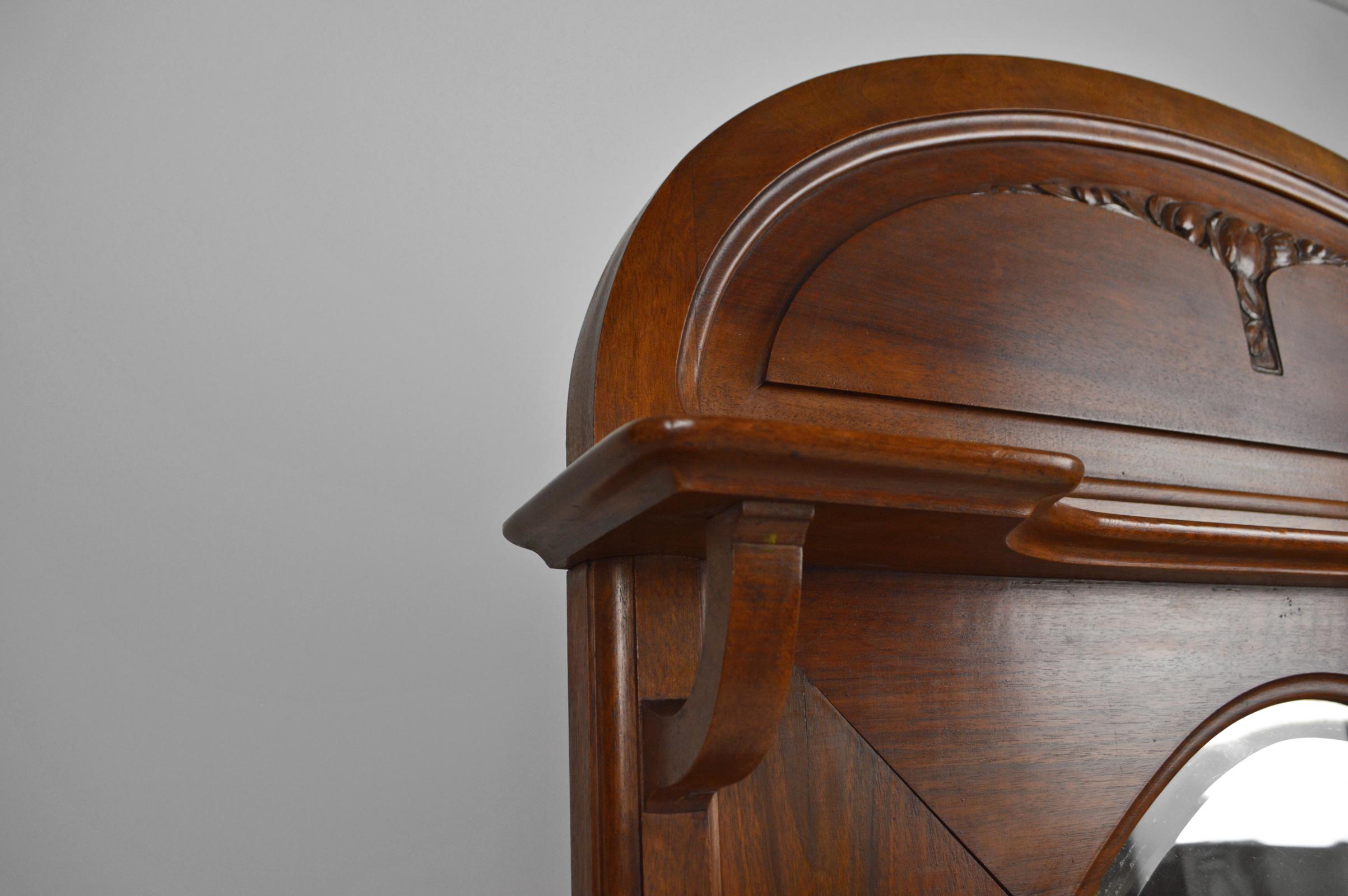 Oval Art Nouveau Fireplace Mirror in Carved Walnut, France, circa 1910 For Sale 3