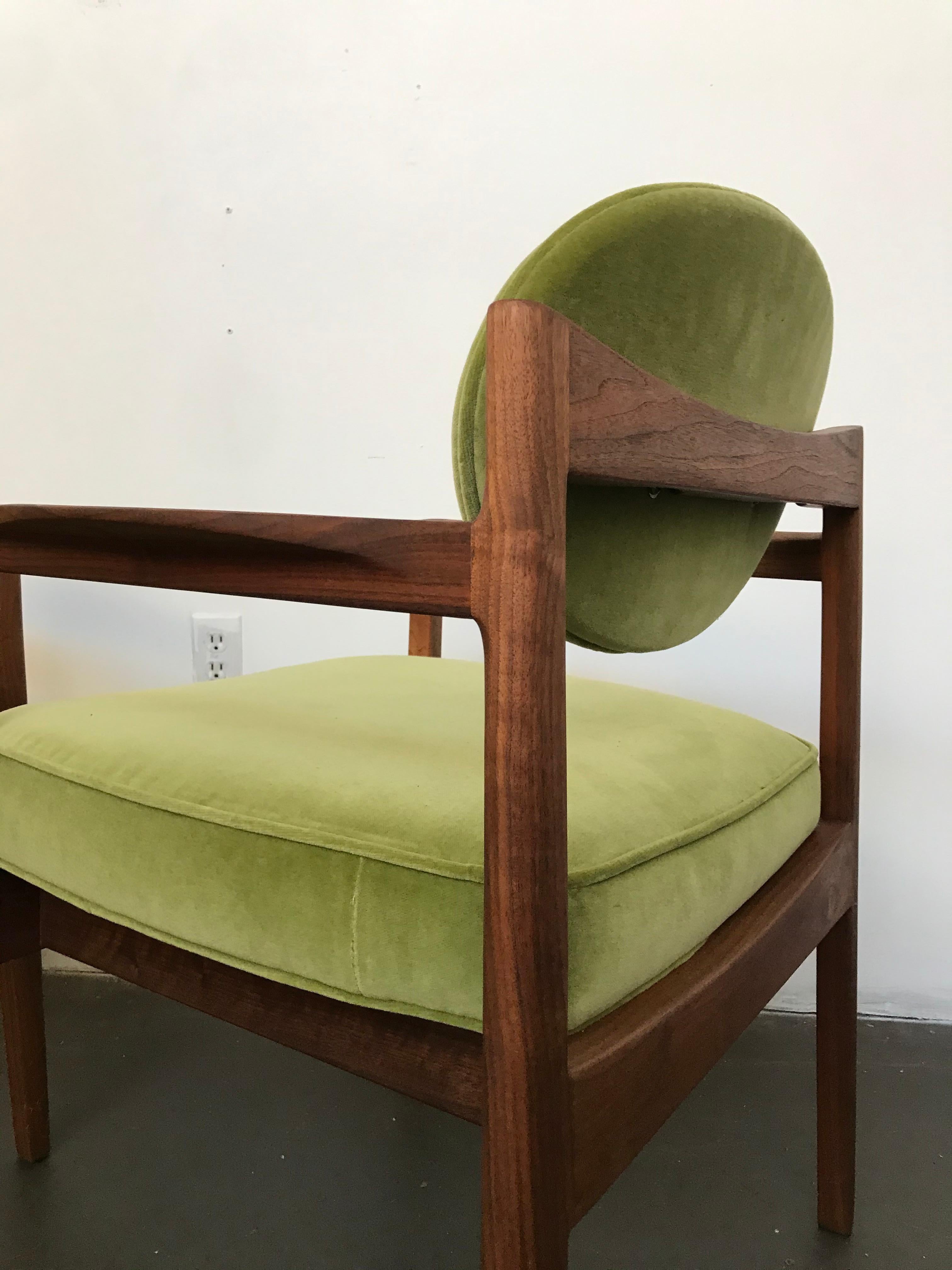 Mid Century Modern Armchairs 'Oval-Back' by Jens Risom  In Good Condition In Framingham, MA