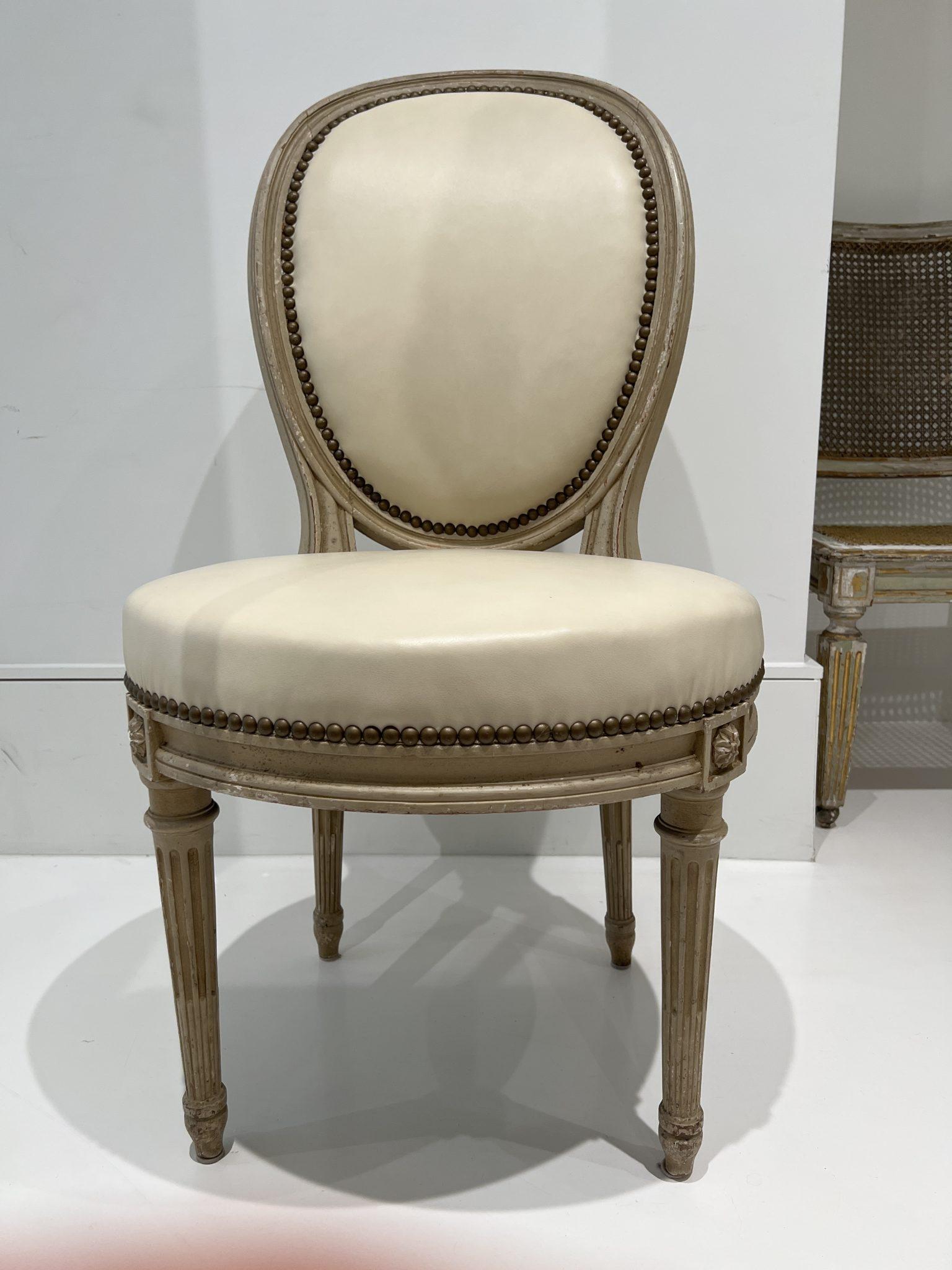 Ovale Stühle mit Rückenlehne und Leder, 12er-Set, Set im Zustand „Gut“ im Angebot in New Orleans, LA