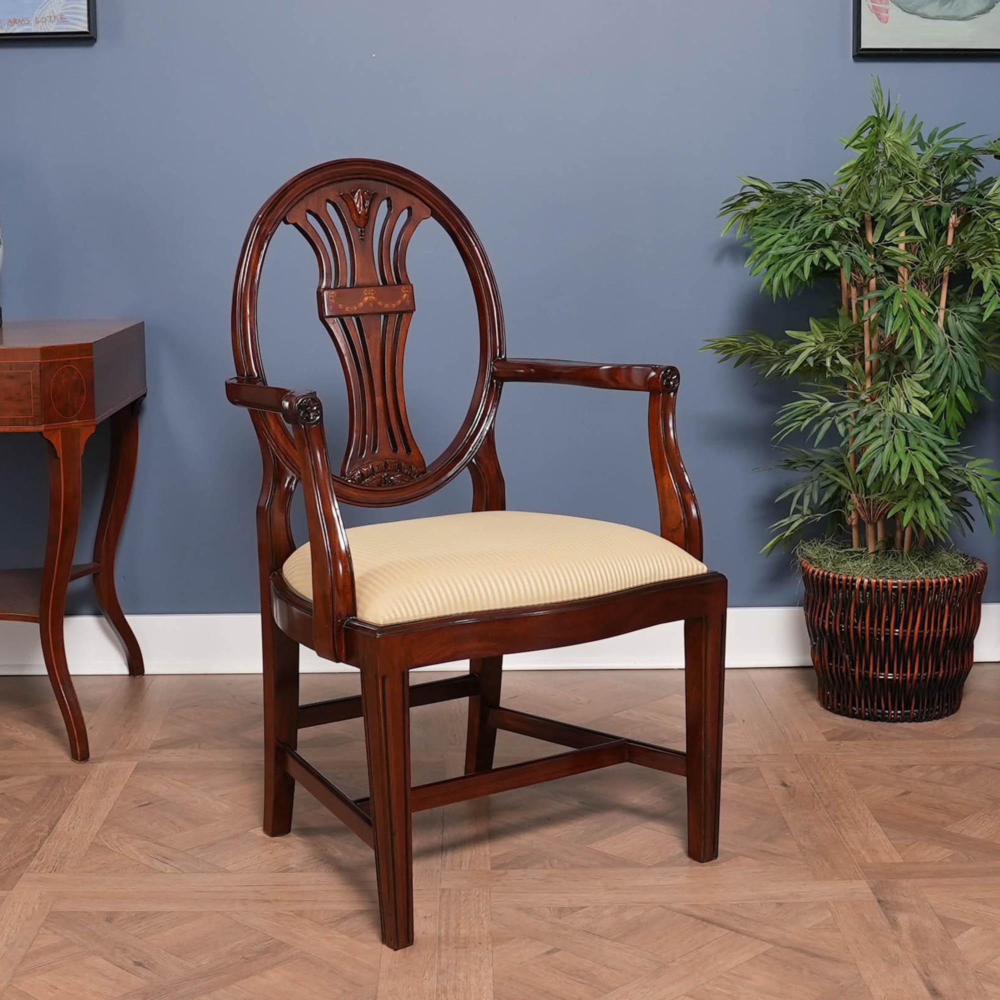 Un set di 10 sedie con schienale ovale intarsiato con 2 poltrone e 8 sedie laterali. Queste sedie sono caratterizzate da un grande design e da materiali e lavorazioni di alta qualità. Un look super caratterizzato da braccioli sagomati e arcuati, un