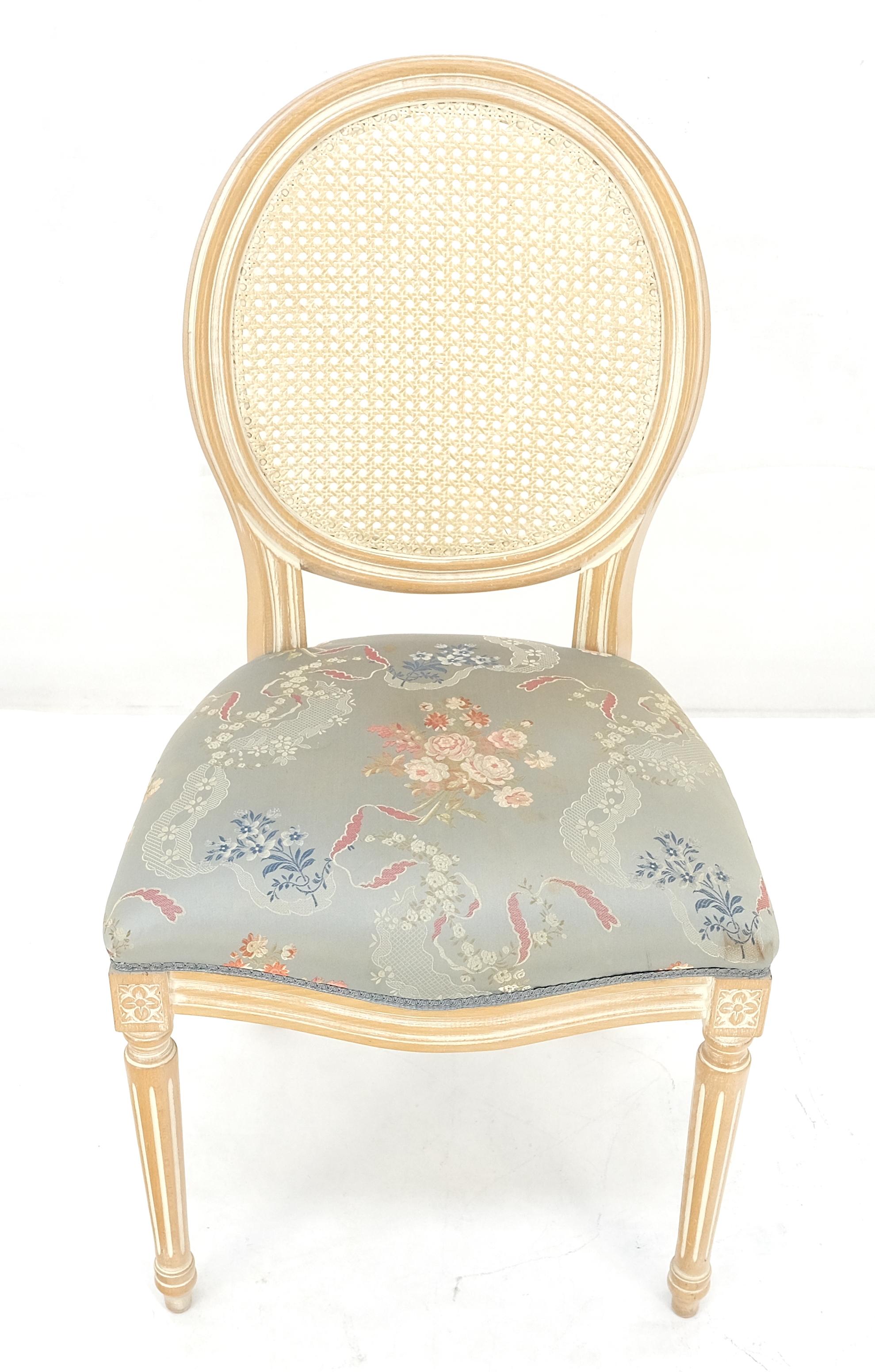 Oval zurück Seidenpolsterung Cane zurück White Wash Finish Französisch Side Chair CLEAN (Louis XV.) im Angebot