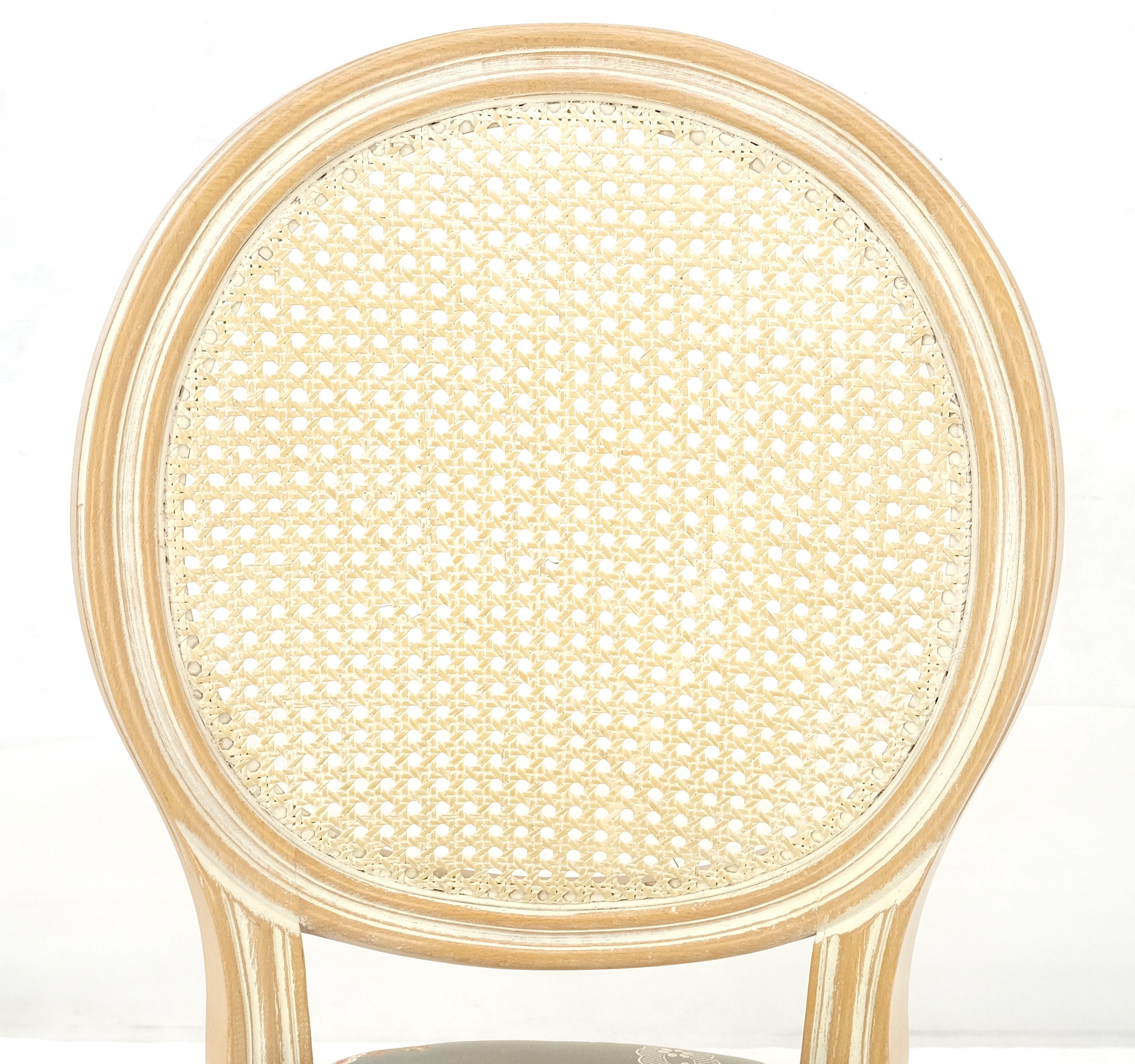 Oval zurück Seidenpolsterung Cane zurück White Wash Finish Französisch Side Chair CLEAN (amerikanisch) im Angebot