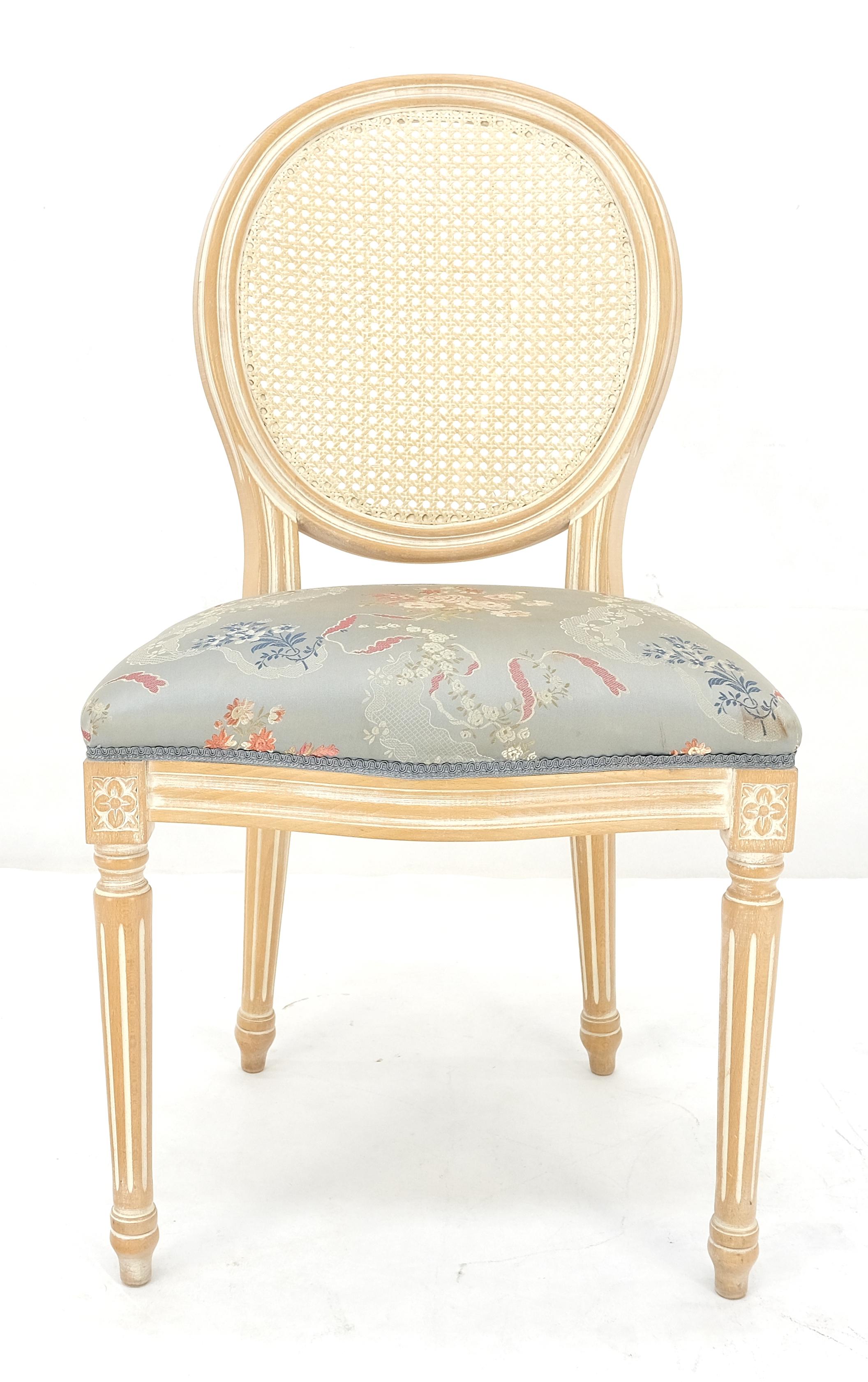 Oval zurück Seidenpolsterung Cane zurück White Wash Finish Französisch Side Chair CLEAN (Lackiert) im Angebot