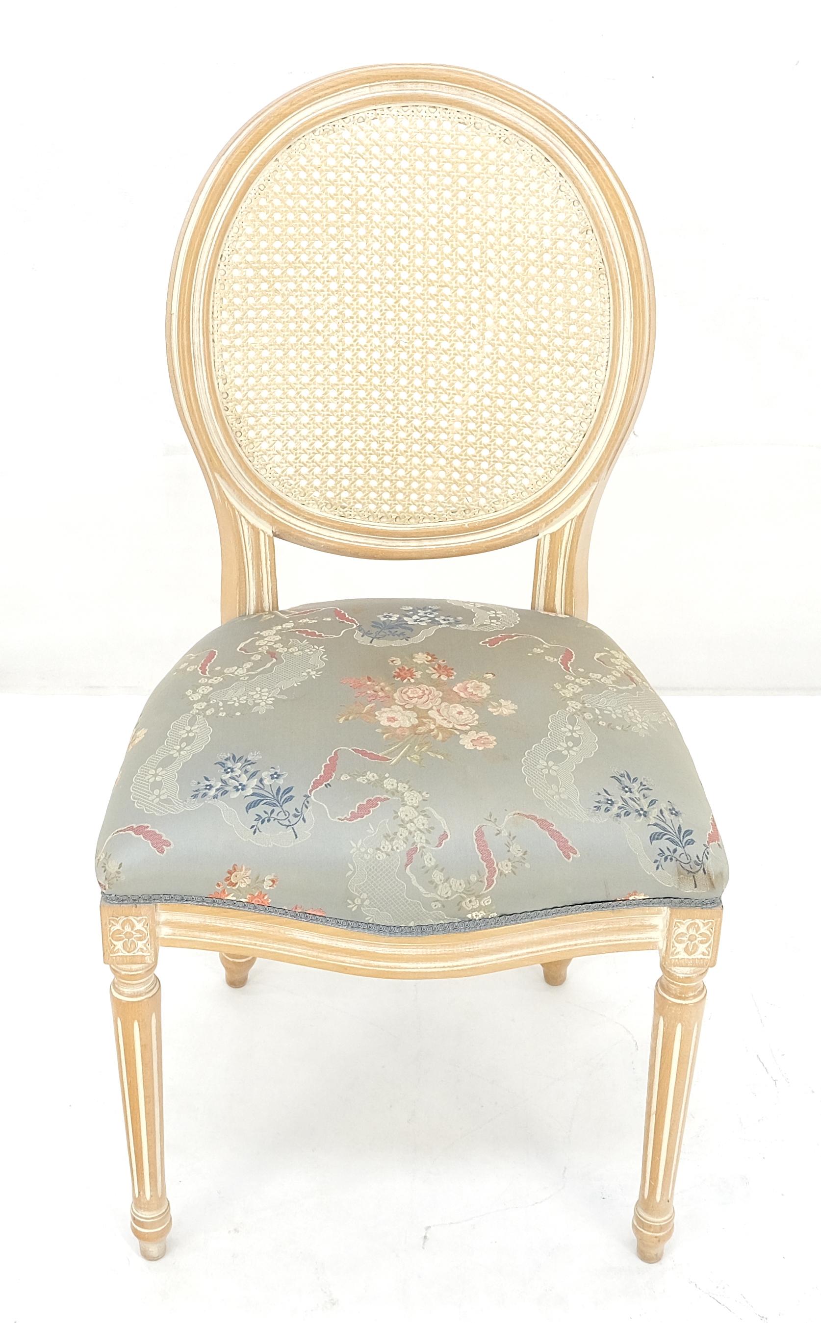 Oval zurück Seidenpolsterung Cane zurück White Wash Finish Französisch Side Chair CLEAN im Zustand „Gut“ im Angebot in Rockaway, NJ