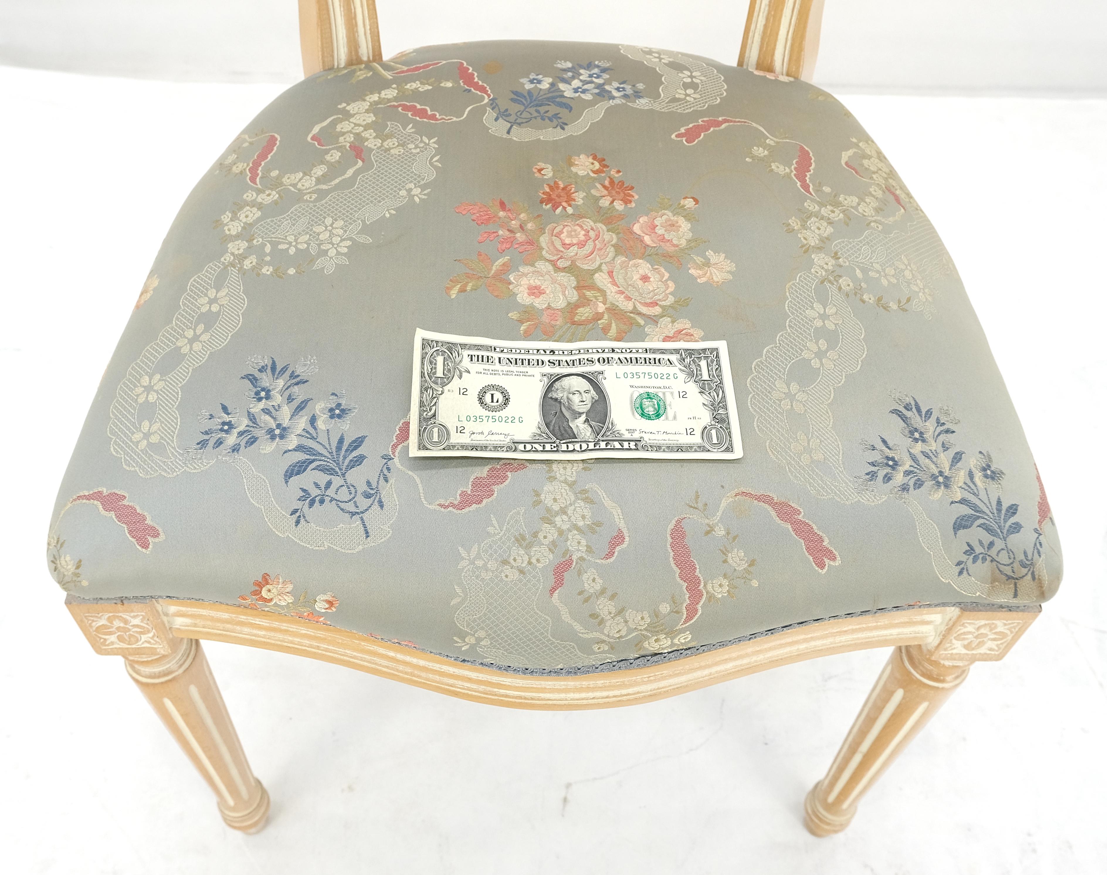 Oval zurück Seidenpolsterung Cane zurück White Wash Finish Französisch Side Chair CLEAN (20. Jahrhundert) im Angebot