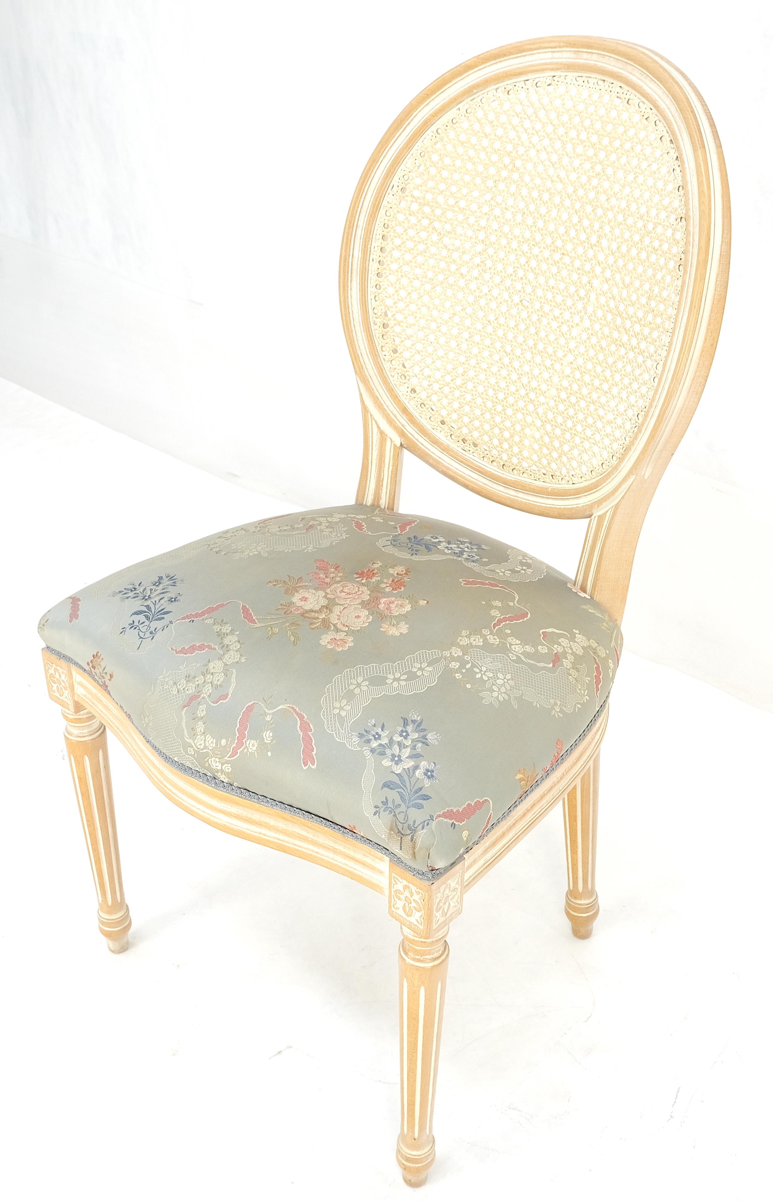 Oval zurück Seidenpolsterung Cane zurück White Wash Finish Französisch Side Chair CLEAN (Hartholz) im Angebot