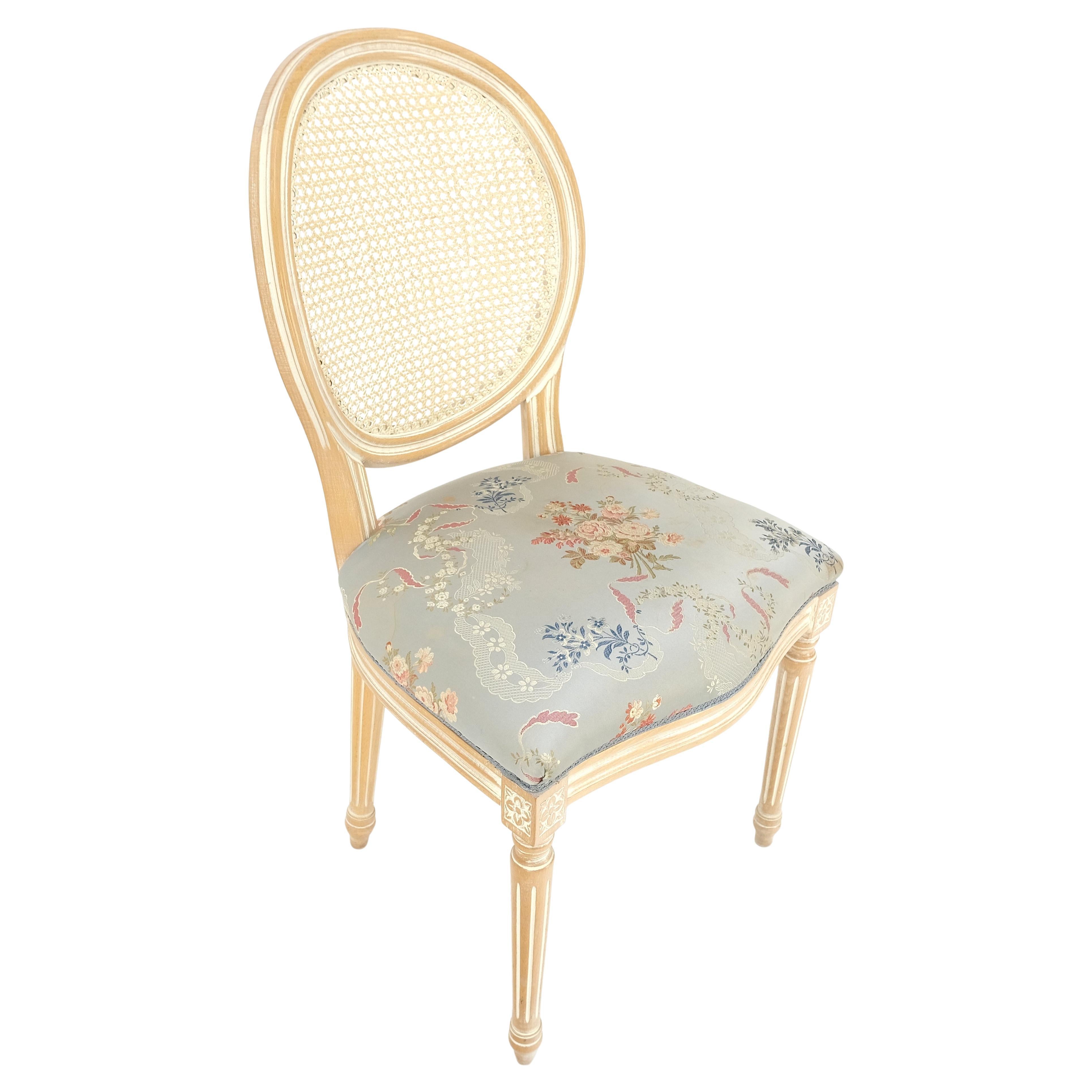 Chaise d
appoint française à dossier ovale en soie Dossier en canne Finition White Wash CLEAN