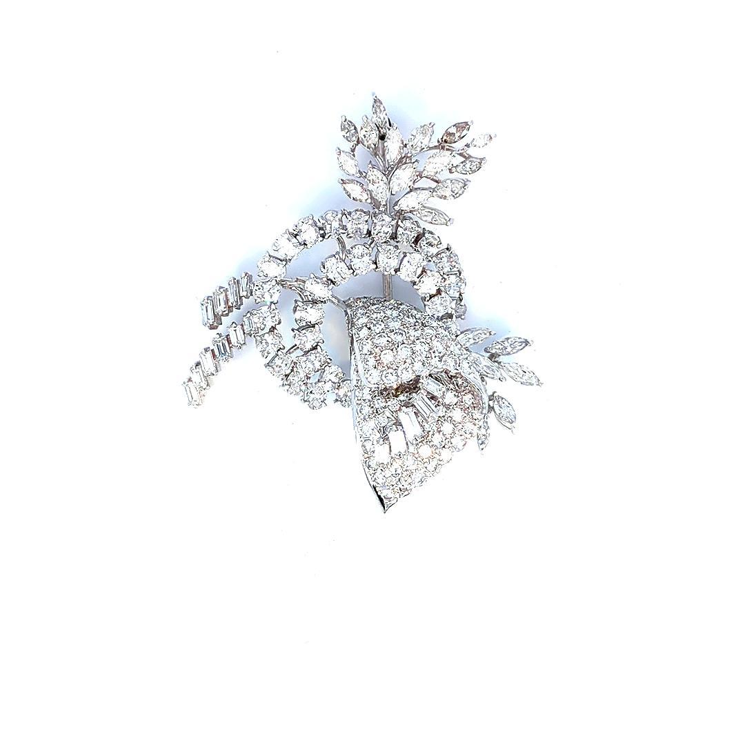 Wir stellen unsere Oval-, Baguette- und Marquise-Blütennadel vor - ein fesselndes Meisterwerk, das klassische Eleganz und modernen Charme nahtlos miteinander verbindet. Diese exquisite Brosche ist mit einer Reihe von Diamanten von insgesamt ca. 10