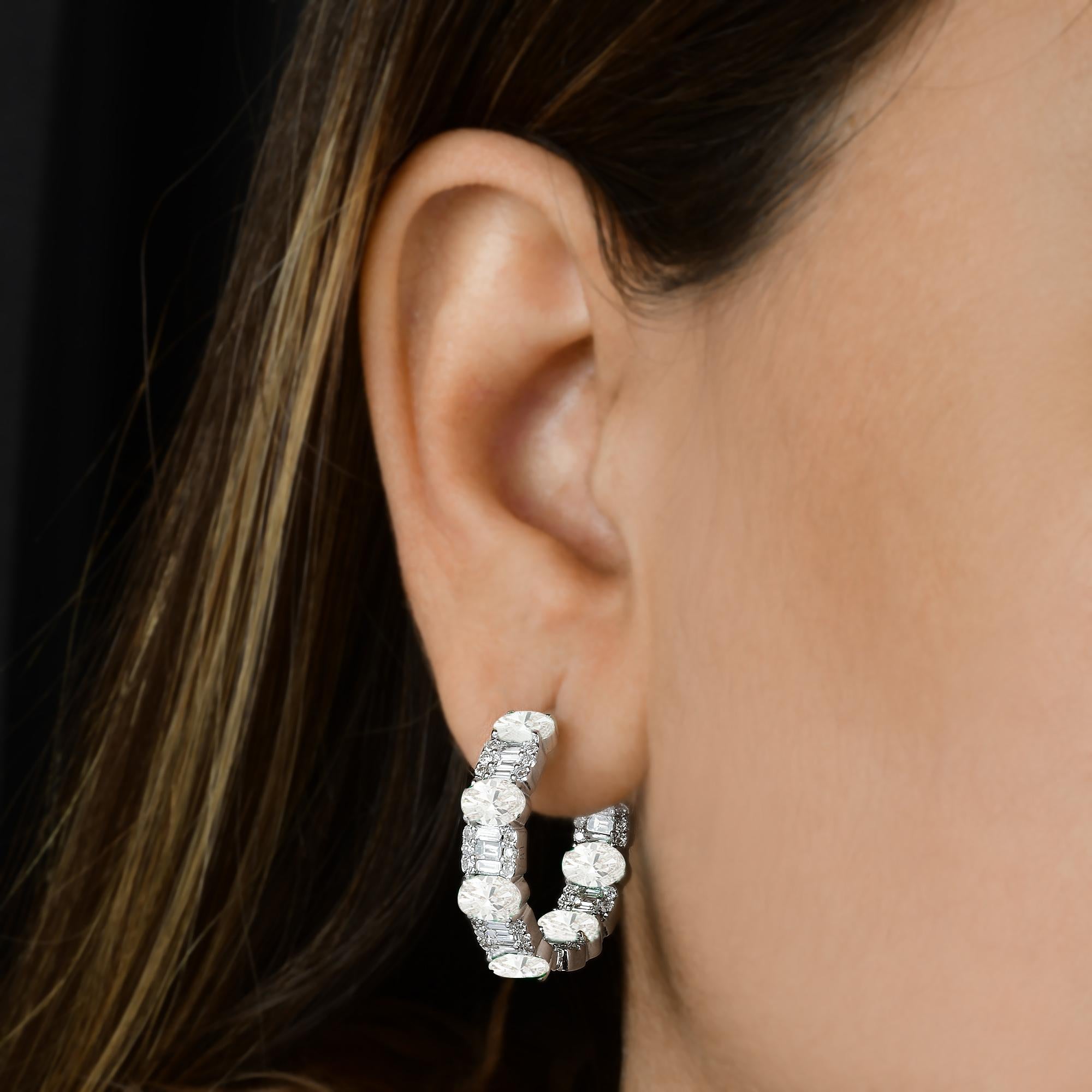 Ovale Baguette-Diamant-Creolen-Ohrringe aus 18 Karat Weiß-Gelbgold mit zweifarbigem Schmuck (Baguetteschliff) im Angebot
