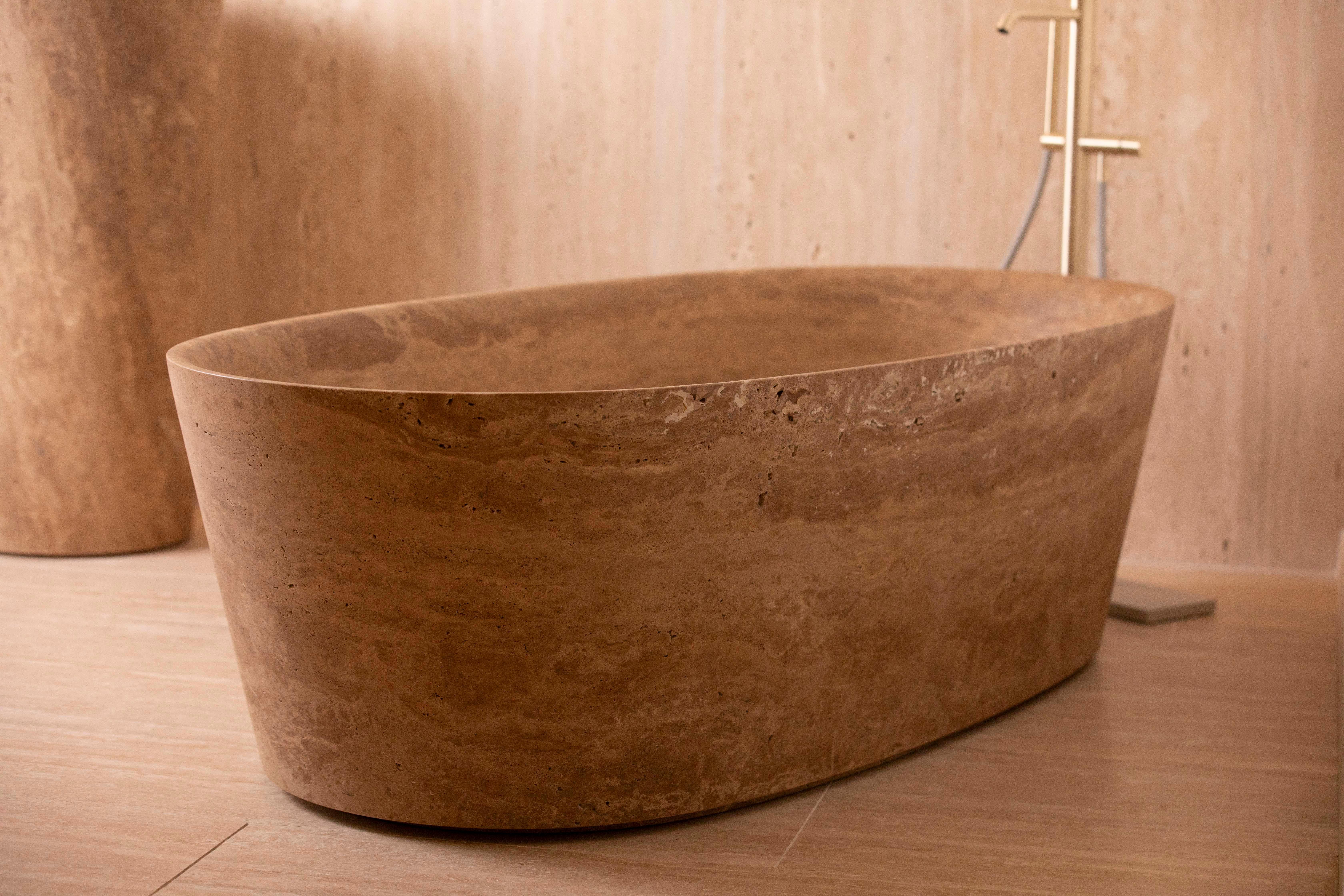 La Banheira Oval es una bañera fabricada por Piba Marmi, que forma parte de su Colección Sastre. Fabricada en travertino de almendra con acabado de poro abierto, esta pieza resalta las texturas naturales y los tonos cálidos de la piedra, añadiendo