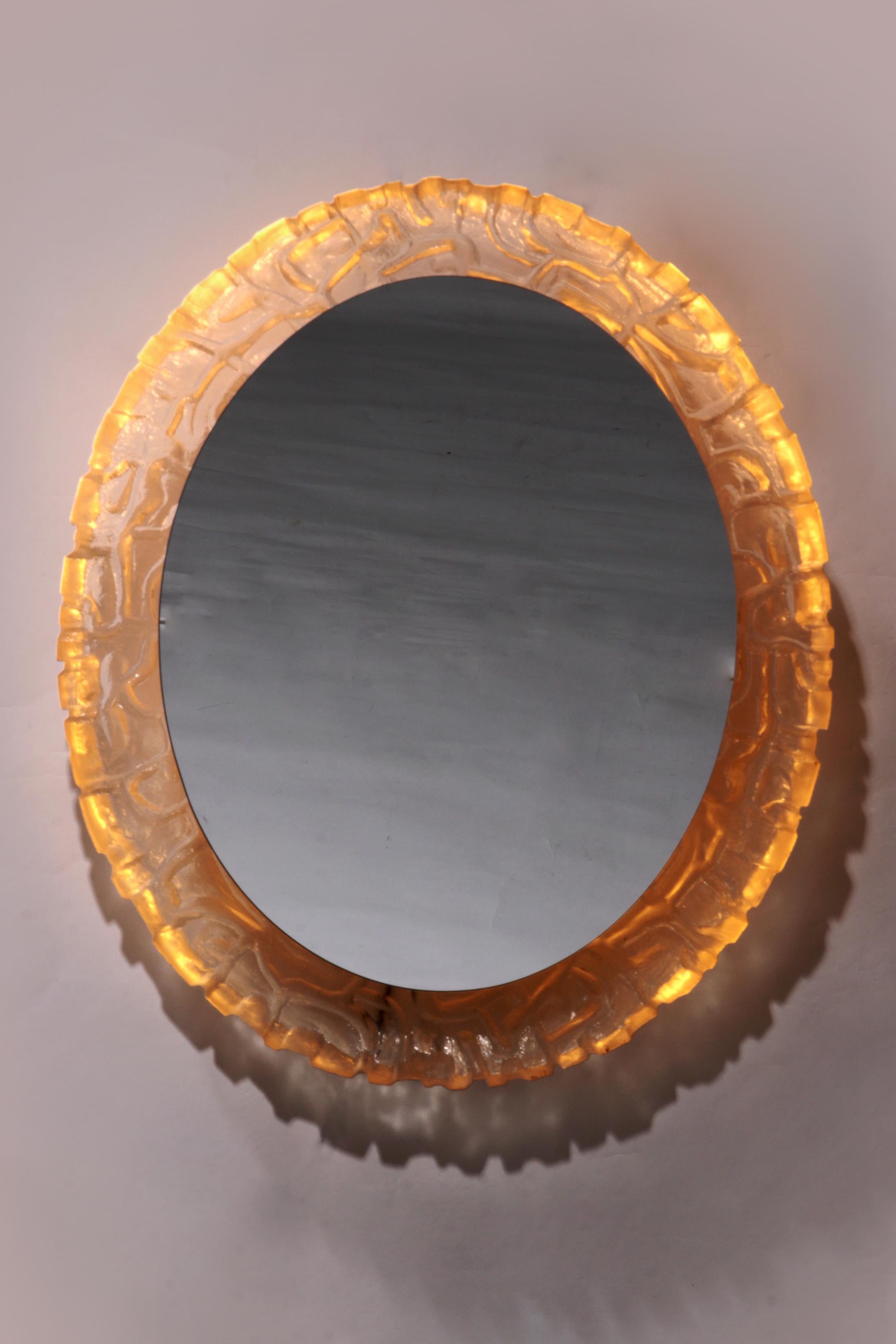 Mid-Century moderno Specchio da parete ovale per bagno con illuminazione e bordo in plexiglass - Hillebrand in vendita