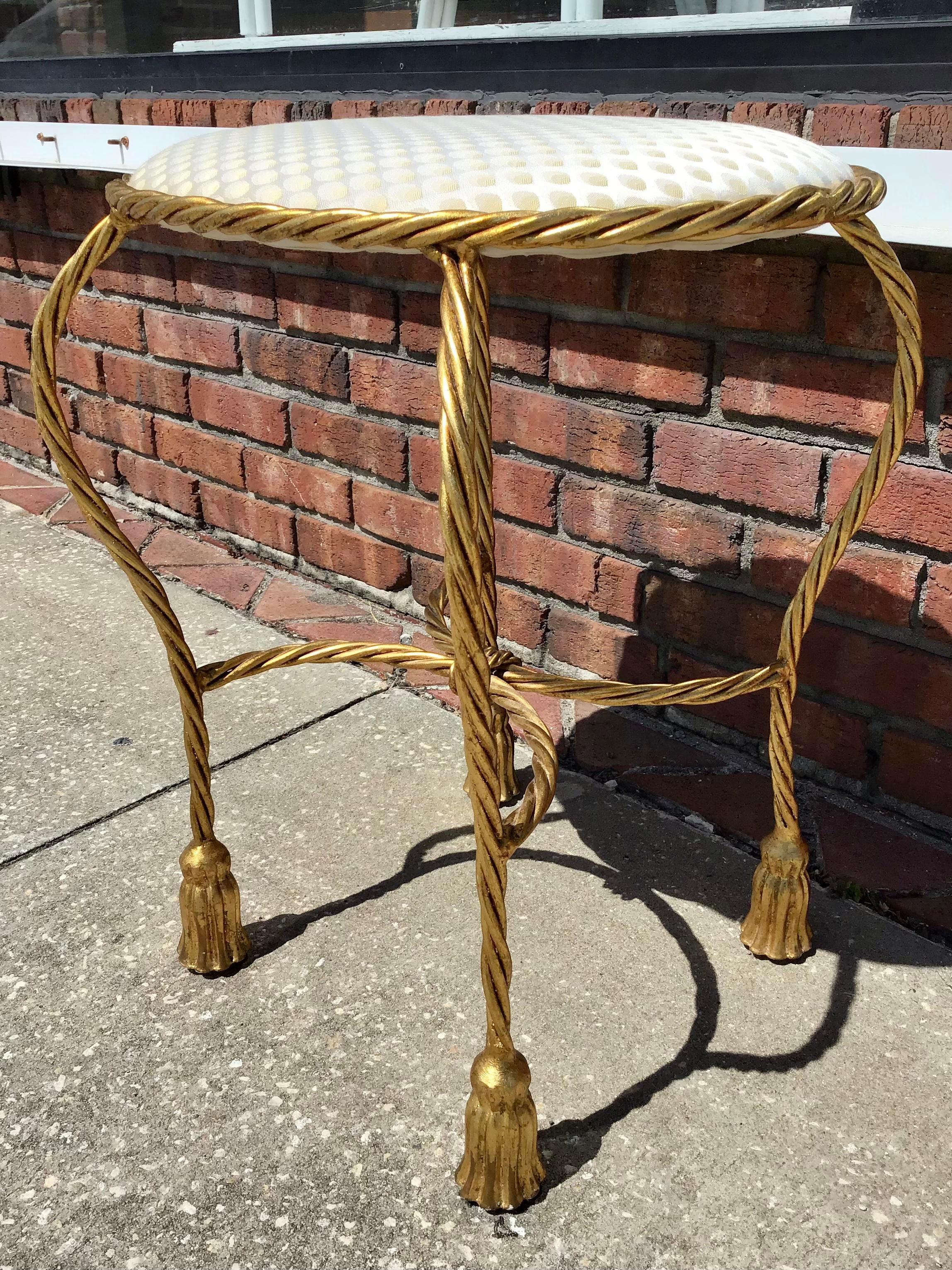 Oval Bench With Tassel Motif in Gold In Good Condition For Sale In Los Angeles, CA