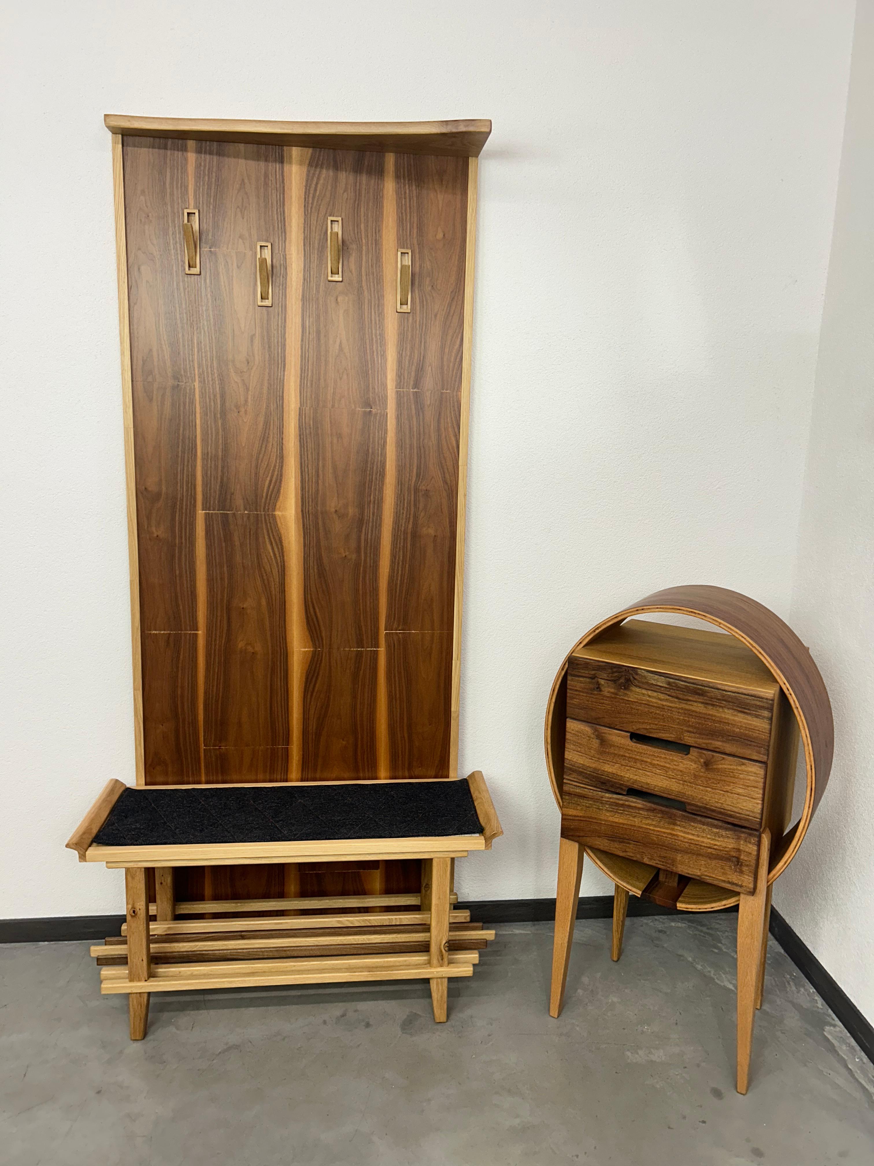 Cassettiera ovale in legno curvato di Kreatippcci Studio.