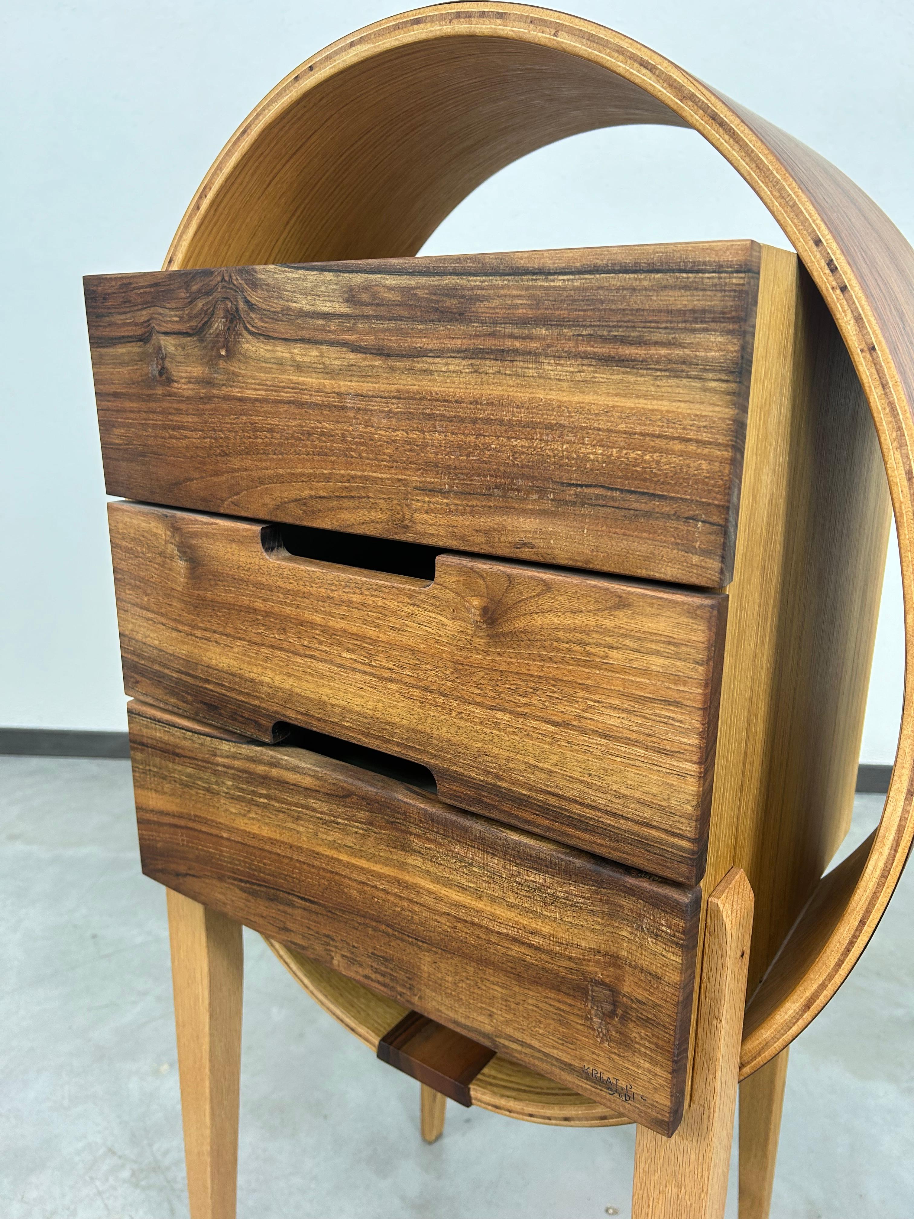 Slovacco Cassettiera ovale in legno curvo di Kreatippcci Studio in vendita