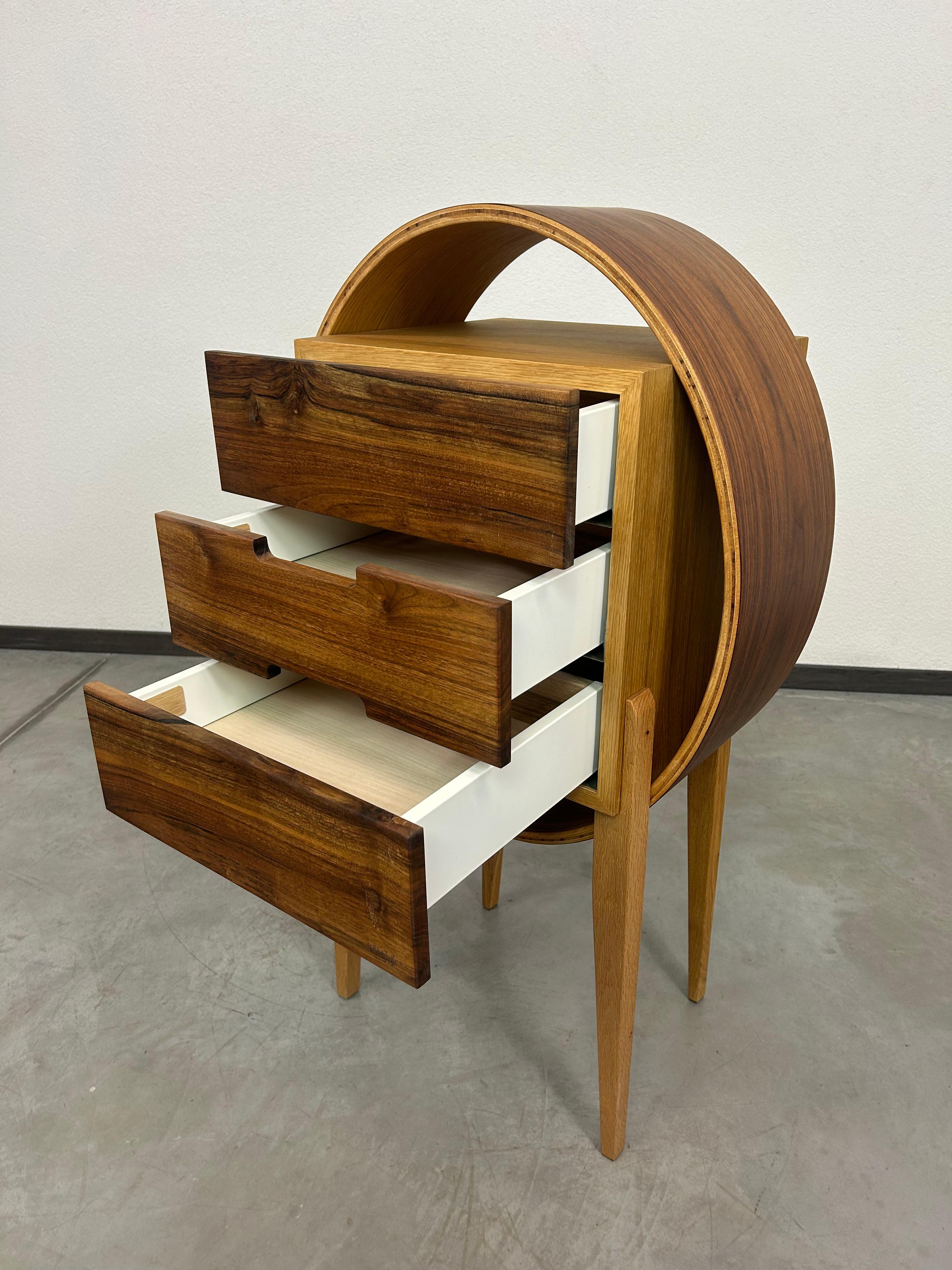 Cassettiera ovale in legno curvo di Kreatippcci Studio In condizioni Nuovo in vendita a Banská Štiavnica, SK