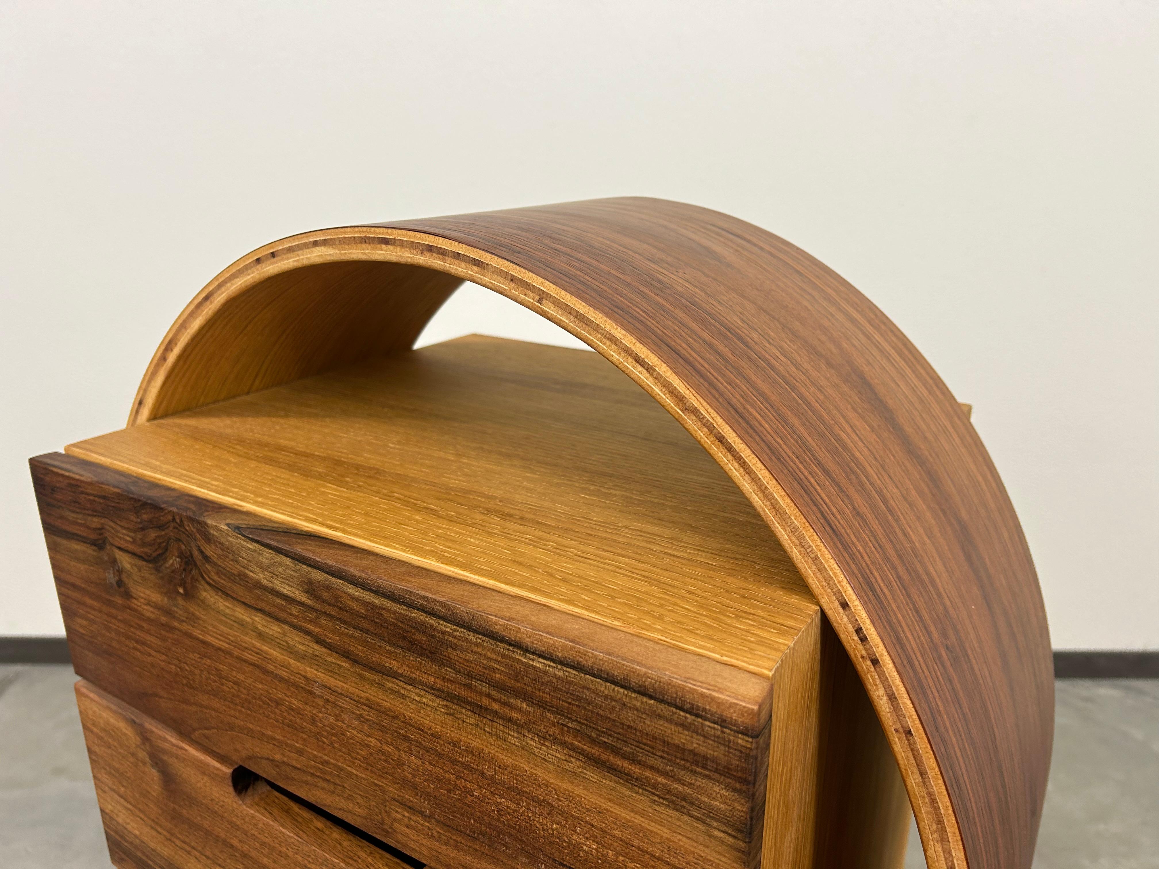 XXI secolo e contemporaneo Cassettiera ovale in legno curvo di Kreatippcci Studio in vendita
