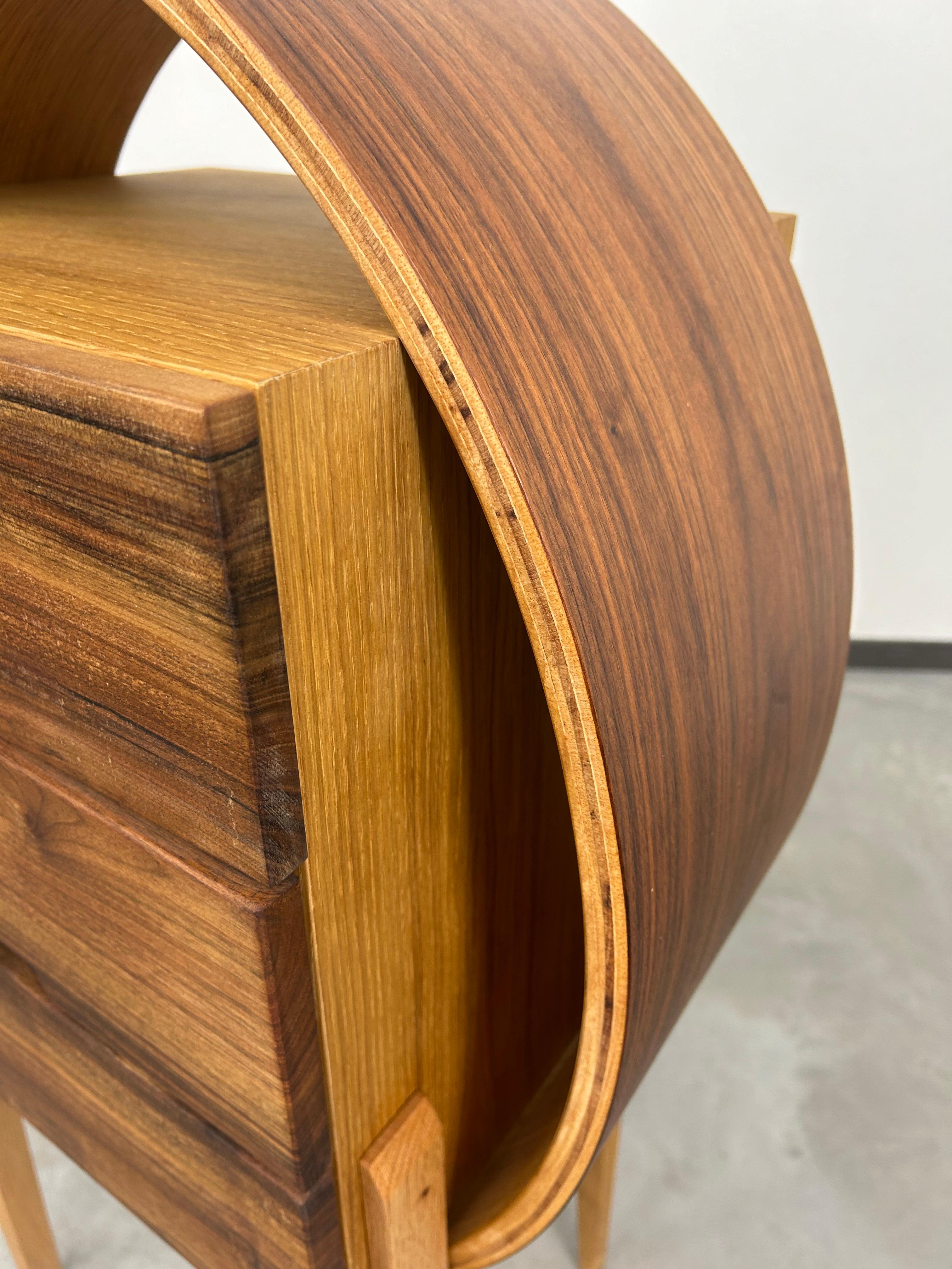 Faggio Cassettiera ovale in legno curvo di Kreatippcci Studio in vendita