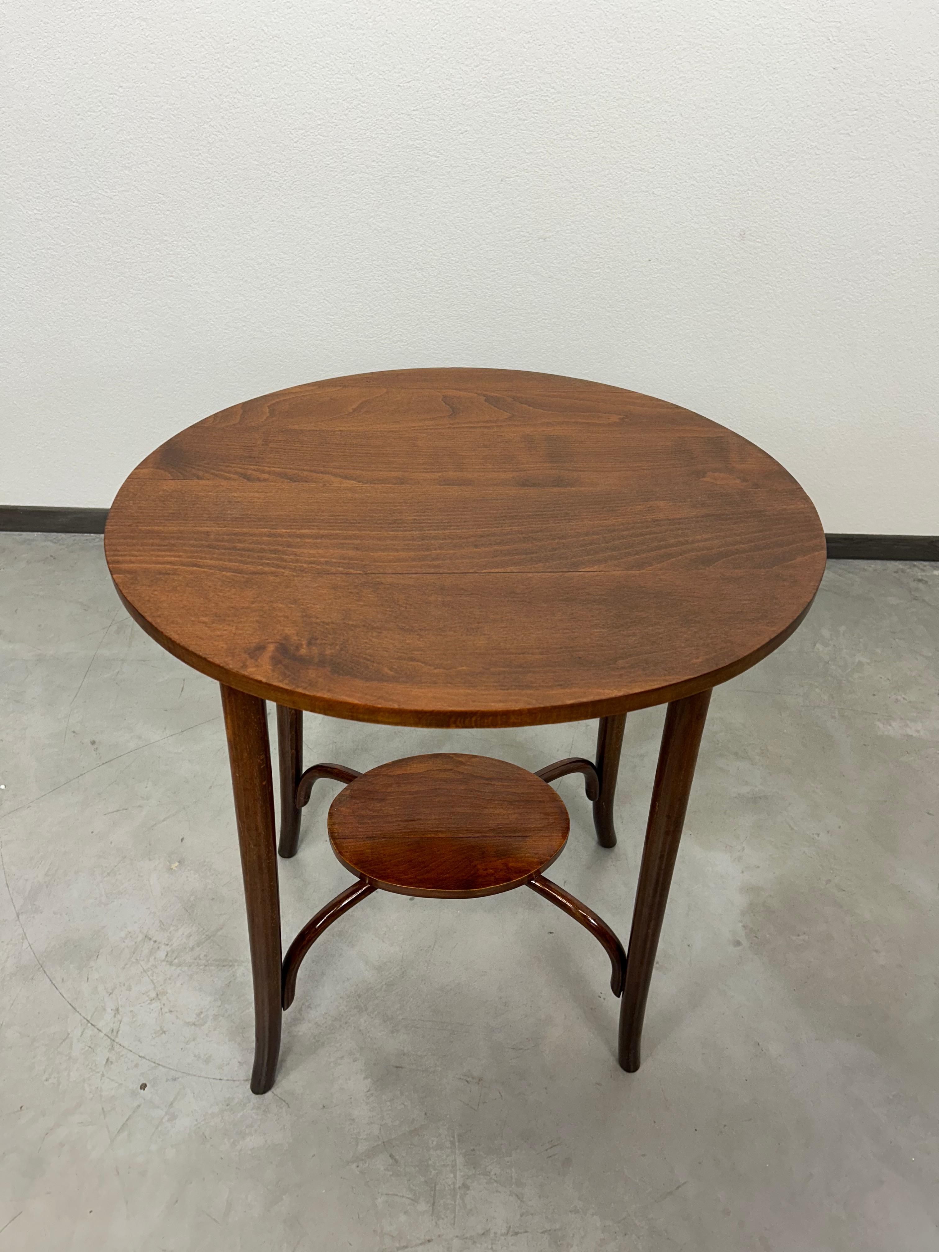 Art Deco Oval bentwood table by Thonet For Sale