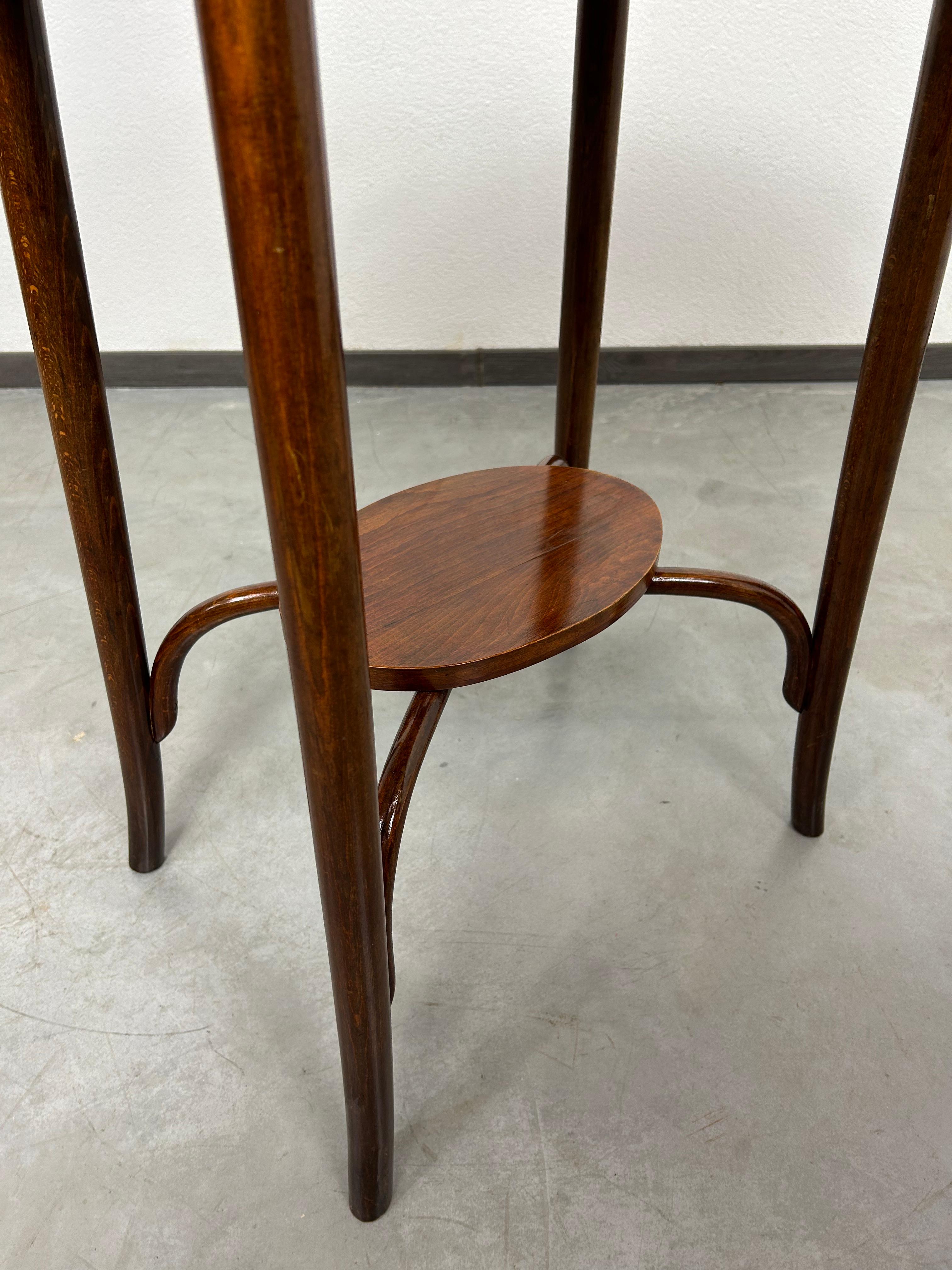 Oval bentwood table by Thonet In Good Condition For Sale In Banská Štiavnica, SK