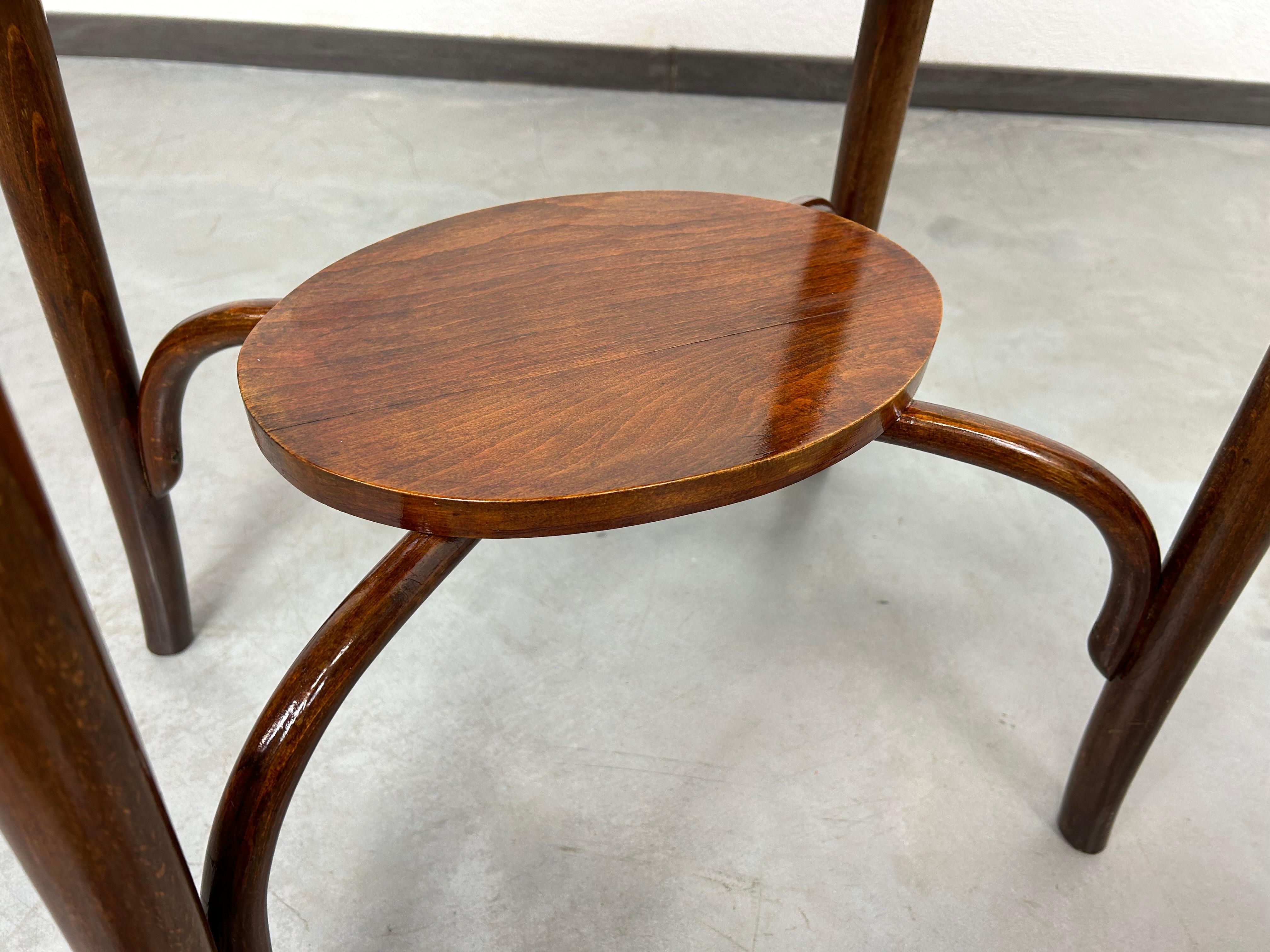 Oval bentwood table by Thonet For Sale 1
