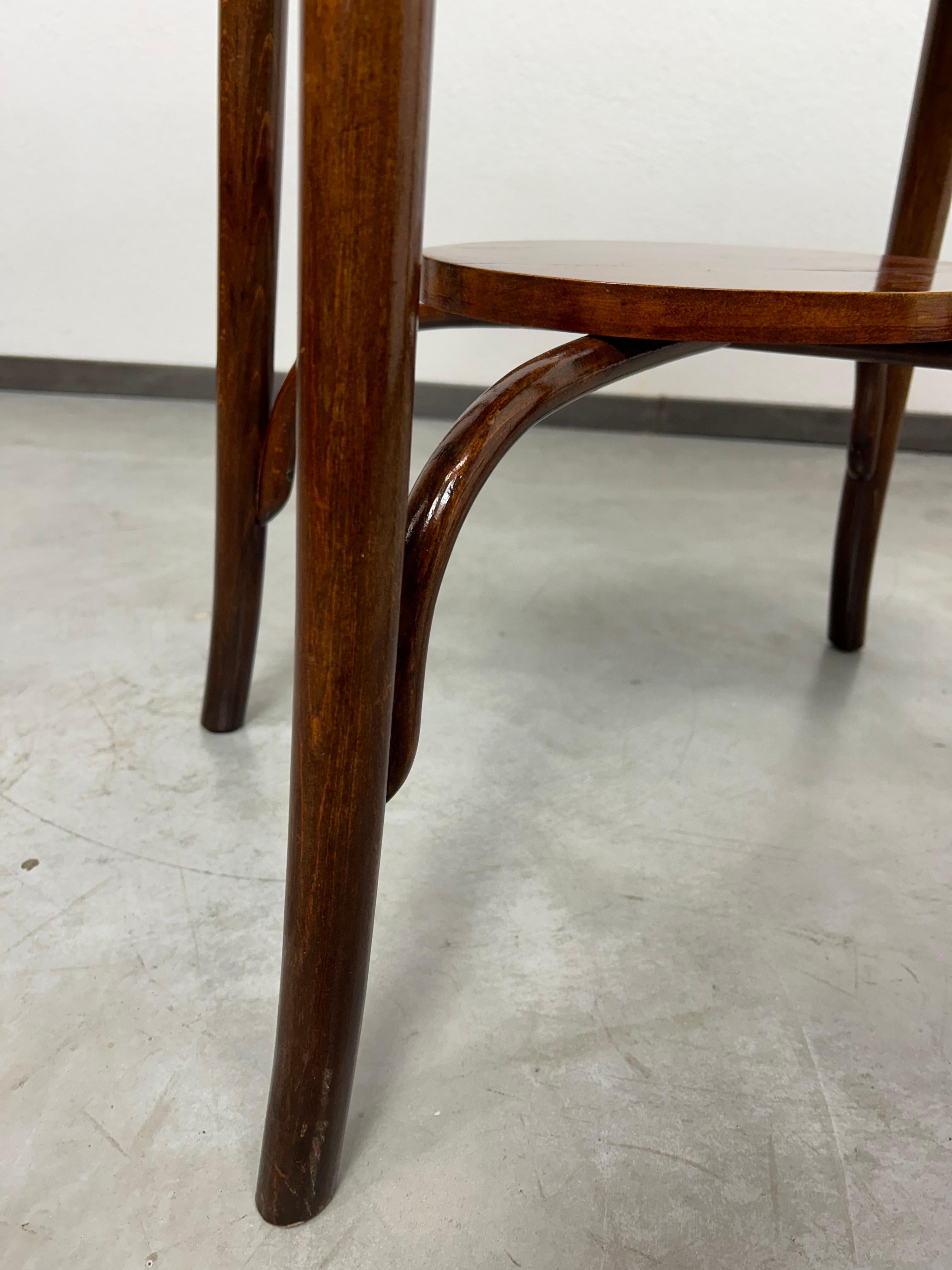 Oval bentwood table by Thonet For Sale 2