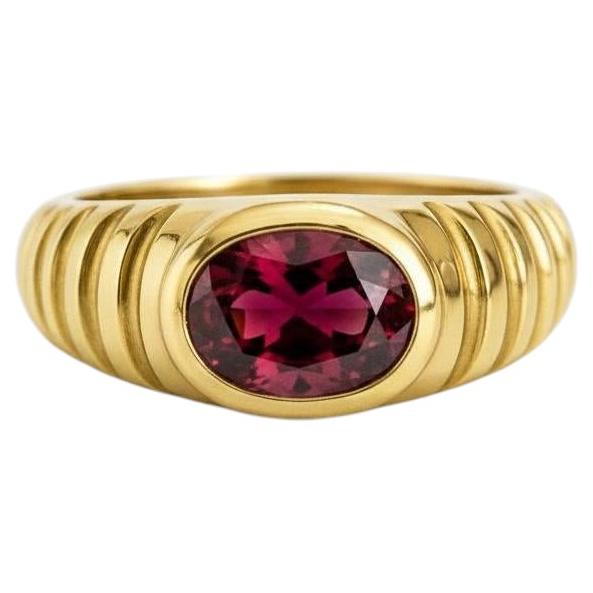 En venta: Anillo de granate con bisel ovalado para hombre plata, oro